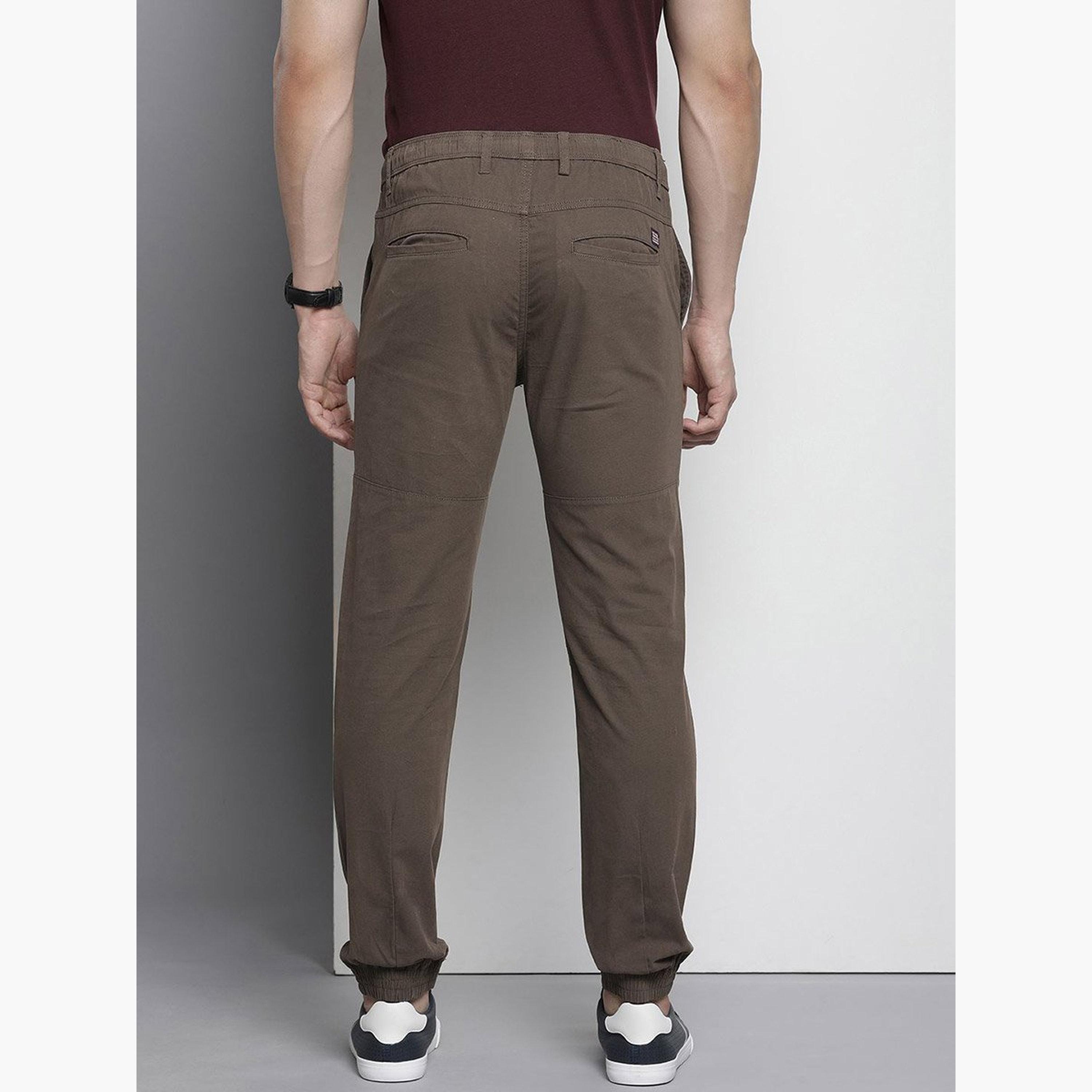 ذا انديان كراج كو × ستايلي - بنطال رياضي للرجال بني اللون تصميم نحيف وأساور-men-clothing-sportswearandactivewear-bottoms-joggers-image-3