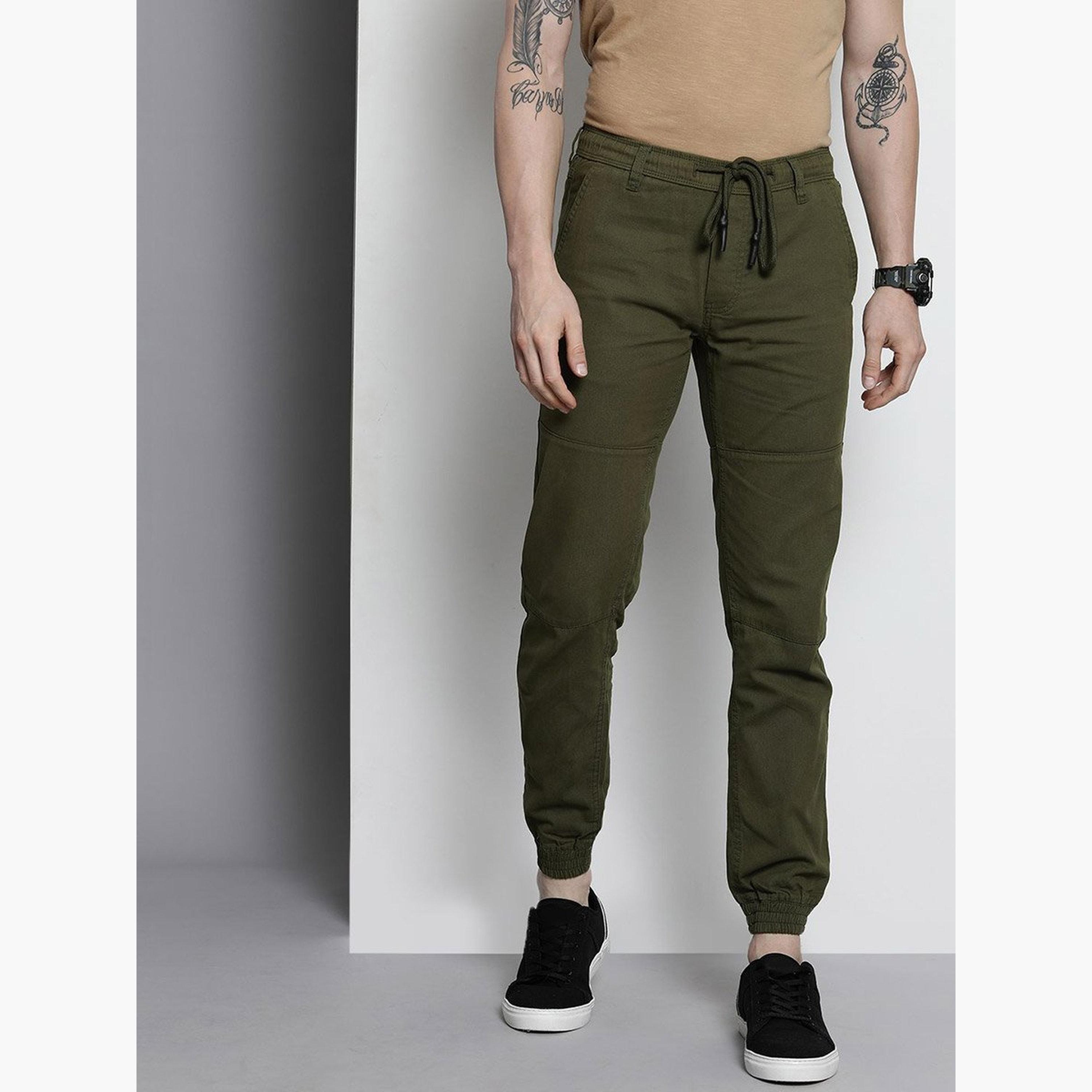 ذا انديان كراج كو × ستايلي - بنطال رياضي للرجال ضيق باللون الزيتوني-men-clothing-sportswearandactivewear-bottoms-joggers-image-1