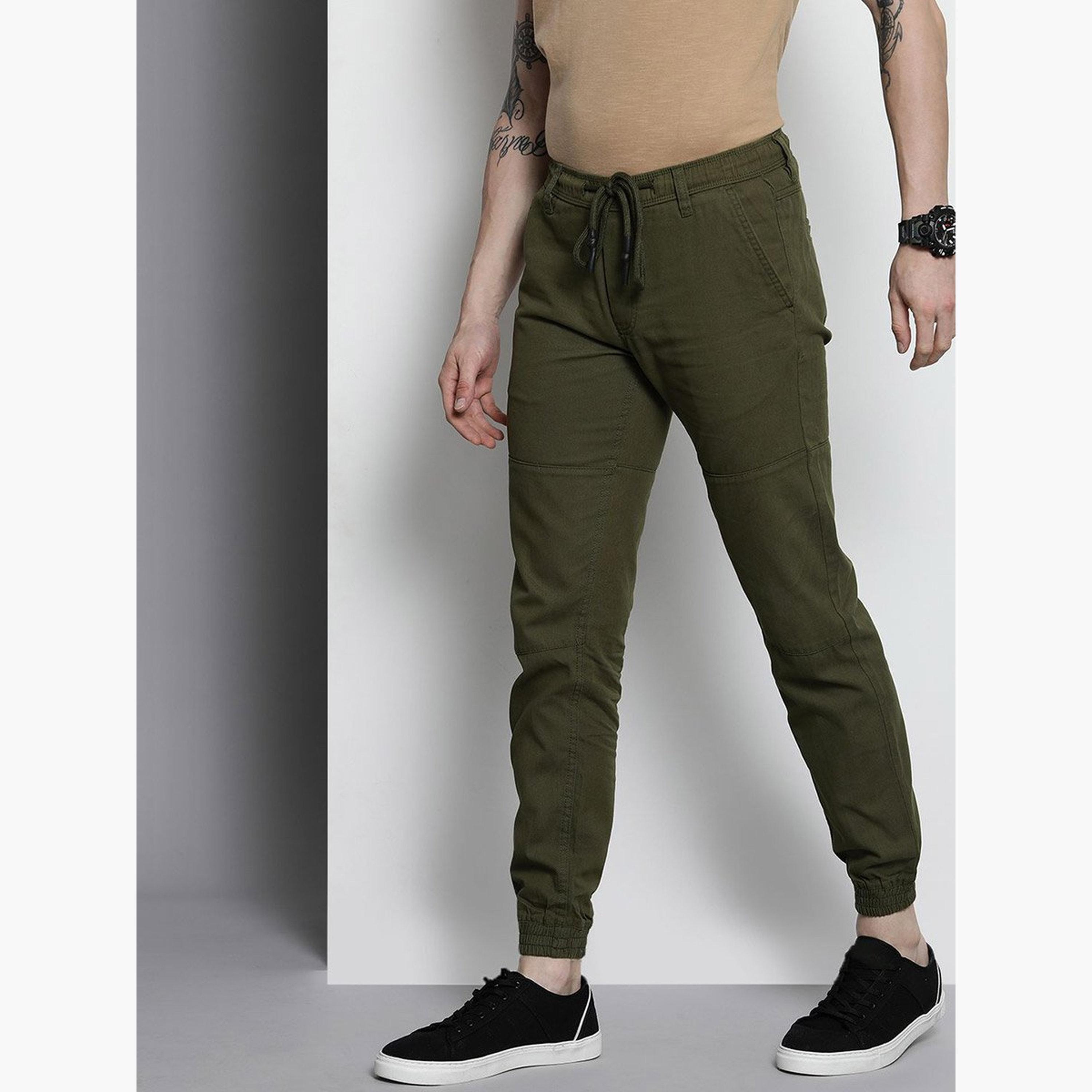 ذا انديان كراج كو × ستايلي - بنطال رياضي للرجال ضيق باللون الزيتوني-men-clothing-sportswearandactivewear-bottoms-joggers-image-2