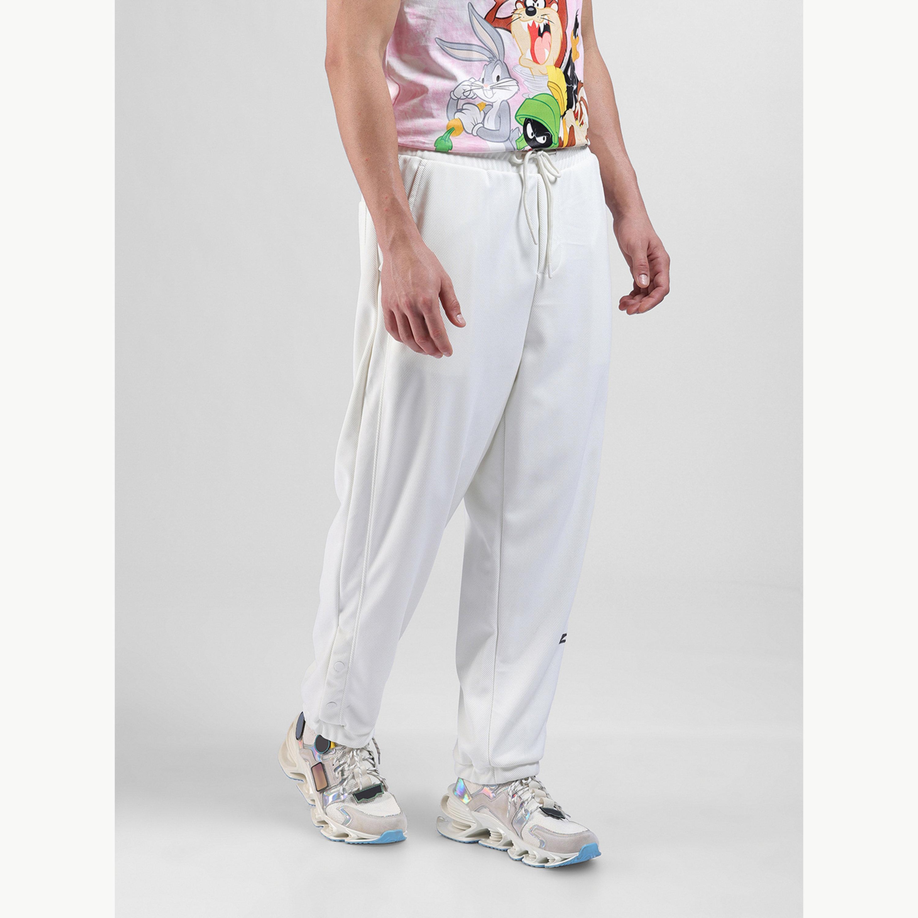 جوغر رجالي أبيض مطرز بقصة مريحة-men-clothing-bottoms-joggers-image-3