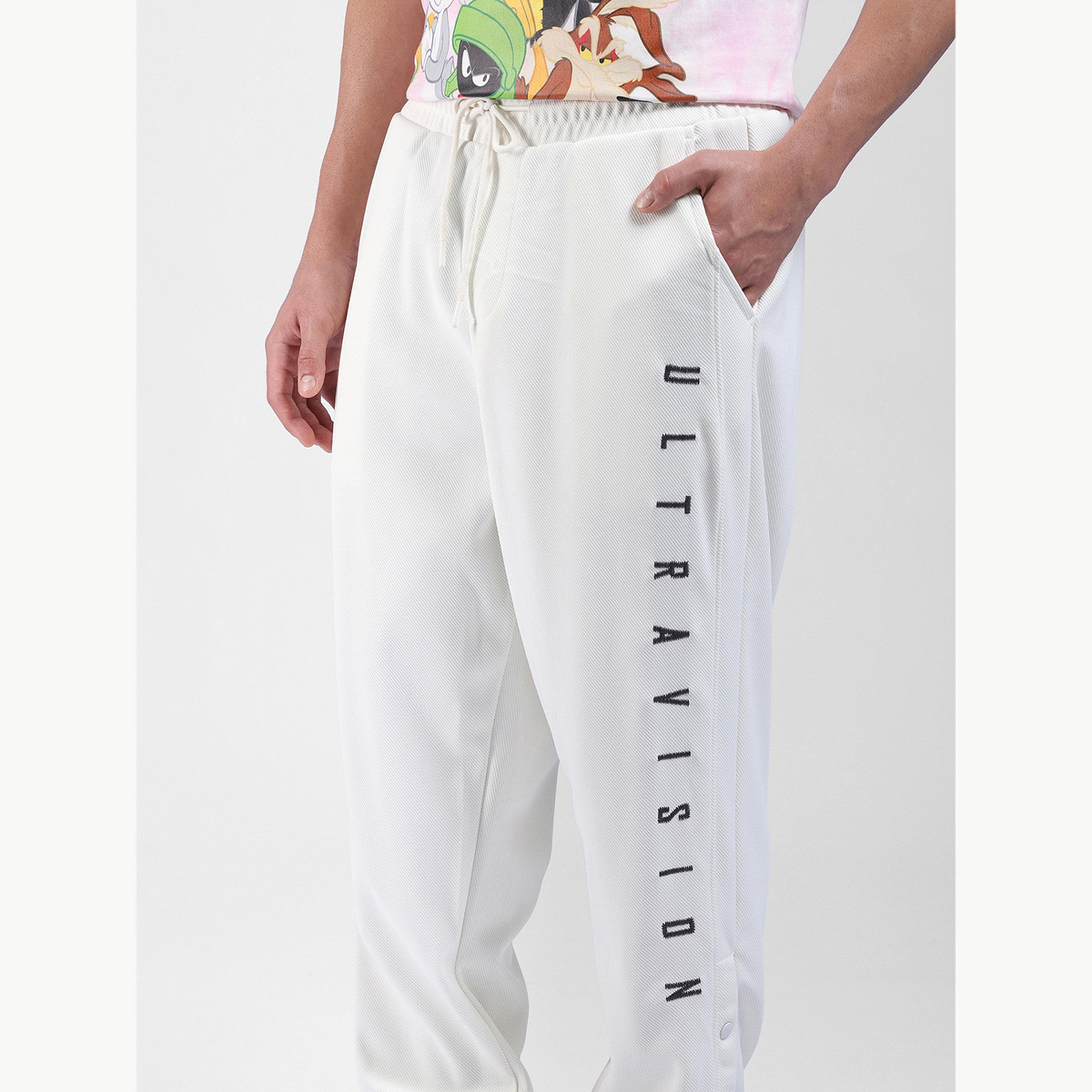 جوغر رجالي أبيض مطرز بقصة مريحة-men-clothing-bottoms-joggers-image-4