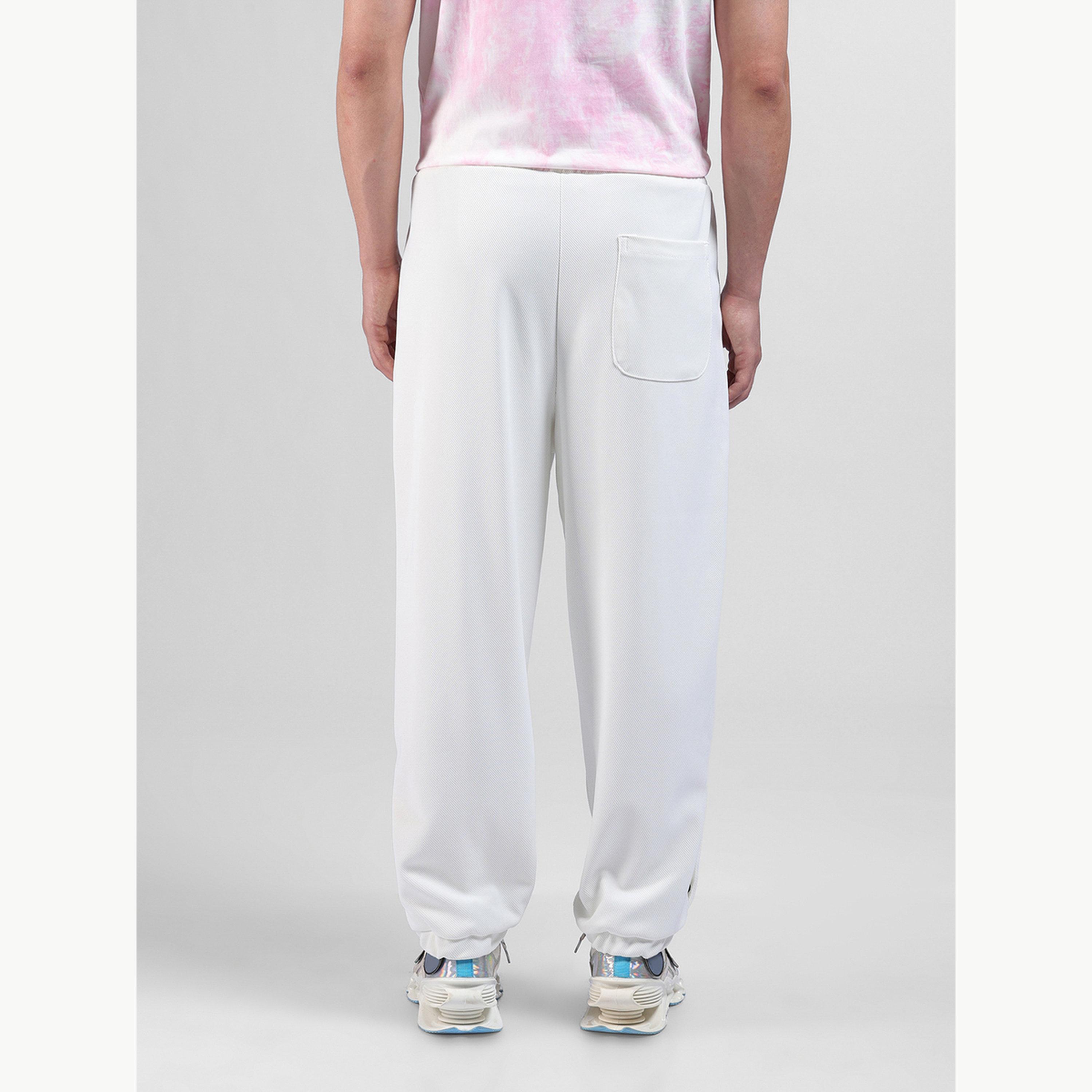 جوغر رجالي أبيض مطرز بقصة مريحة-men-clothing-bottoms-joggers-image-5