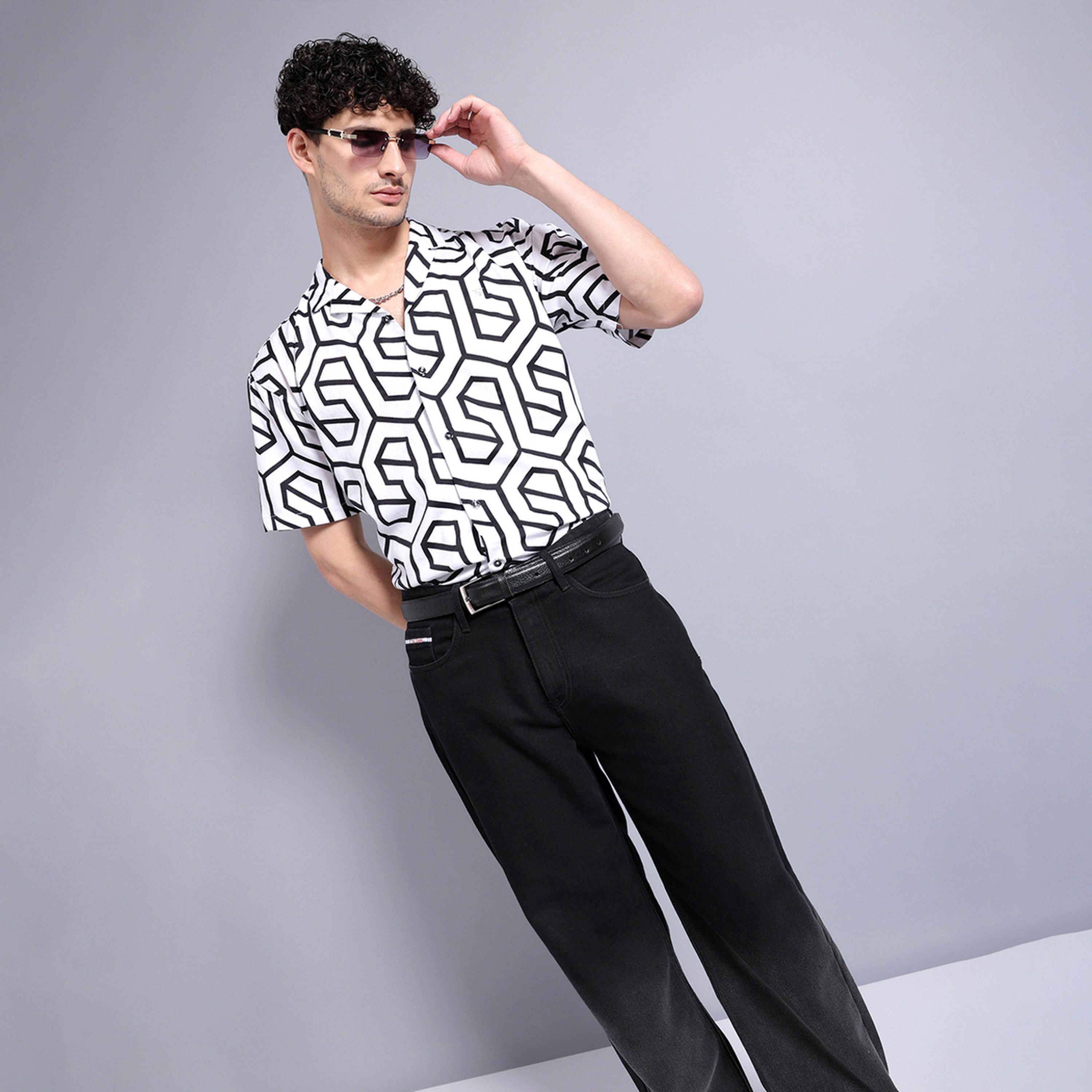 ذا انديان كراج كو × ستايلي - قميص رجالي مريح بطبعة أشكال هندسية لون أبيض-men-clothing-shirts-image-2
