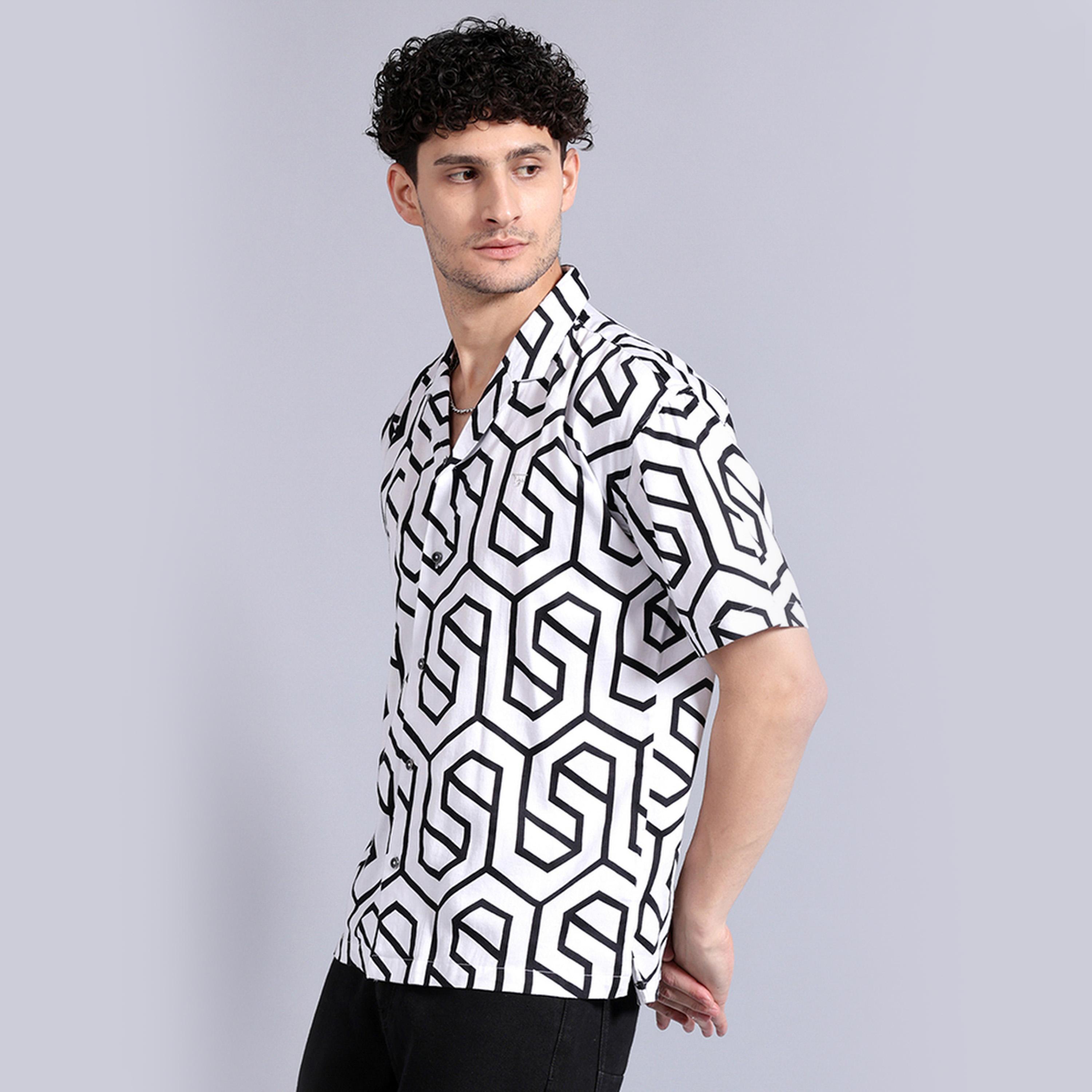 ذا انديان كراج كو × ستايلي - قميص رجالي مريح بطبعة أشكال هندسية لون أبيض-men-clothing-shirts-image-3
