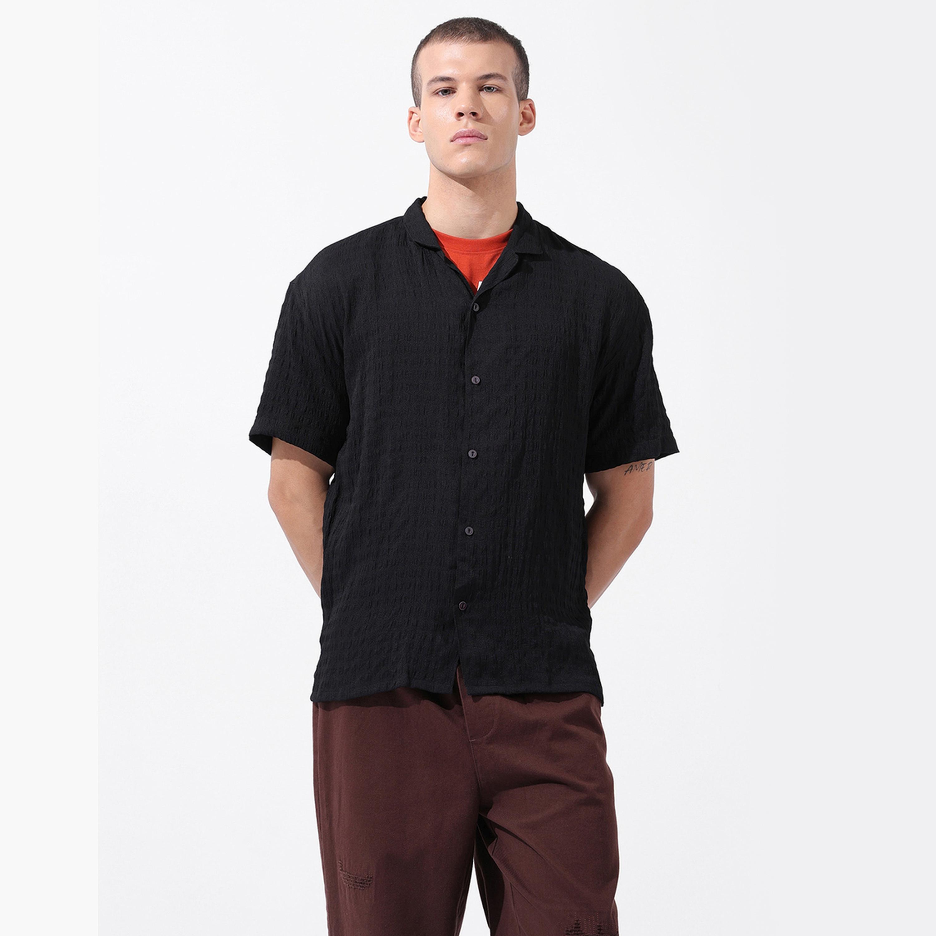 ذا انديان كراج كو × ستايلي - قميص رجالي أسود بياقة واسعة ومزخرفة-men-clothing-shirts-image-1