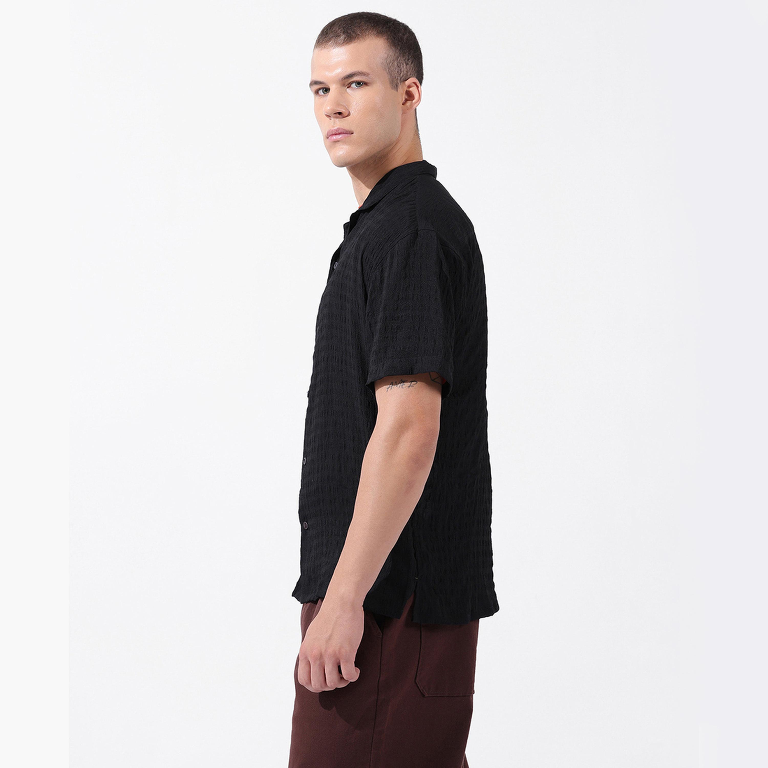 ذا انديان كراج كو × ستايلي - قميص رجالي أسود بياقة واسعة ومزخرفة-men-clothing-shirts-image-2
