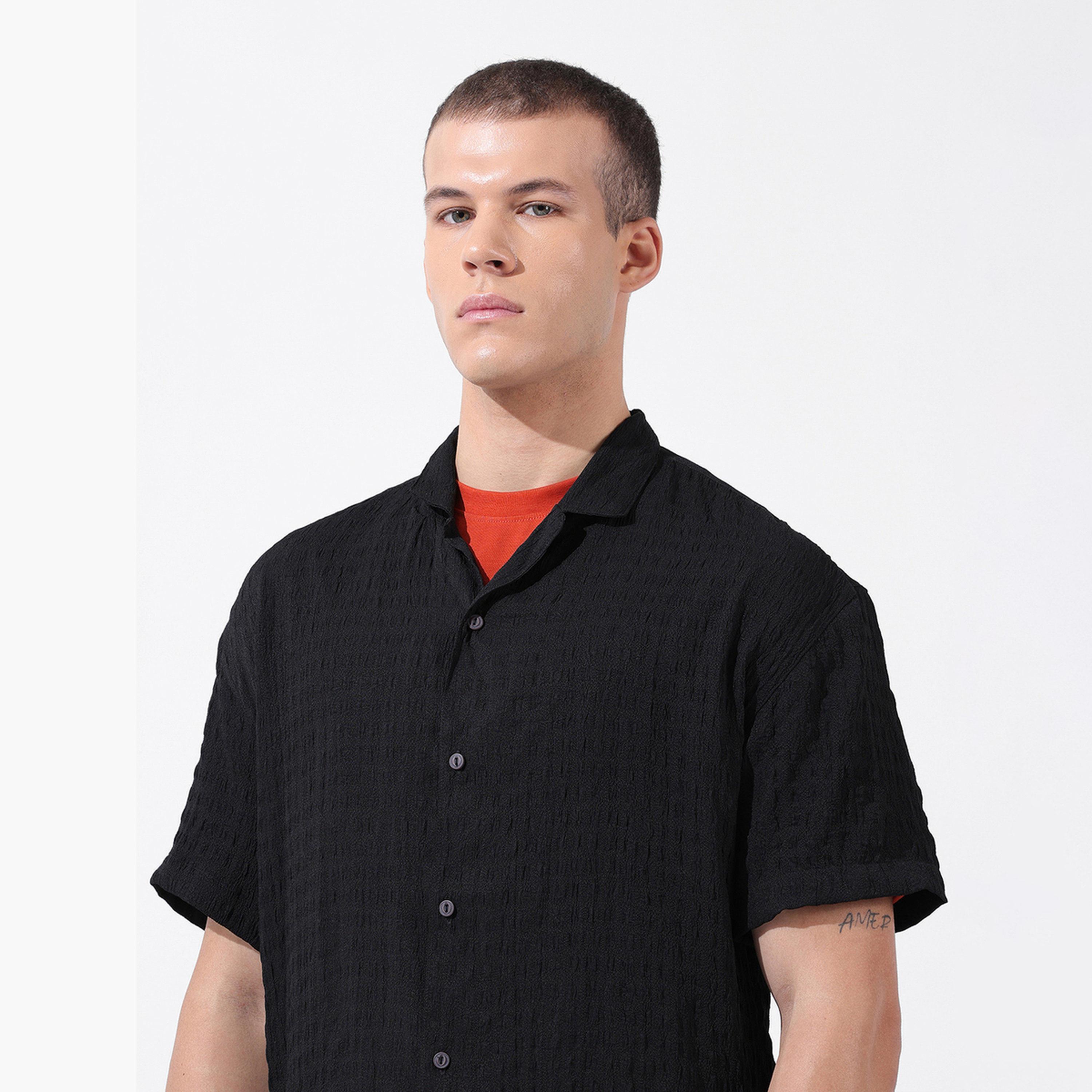 ذا انديان كراج كو × ستايلي - قميص رجالي أسود بياقة واسعة ومزخرفة-men-clothing-shirts-image-4