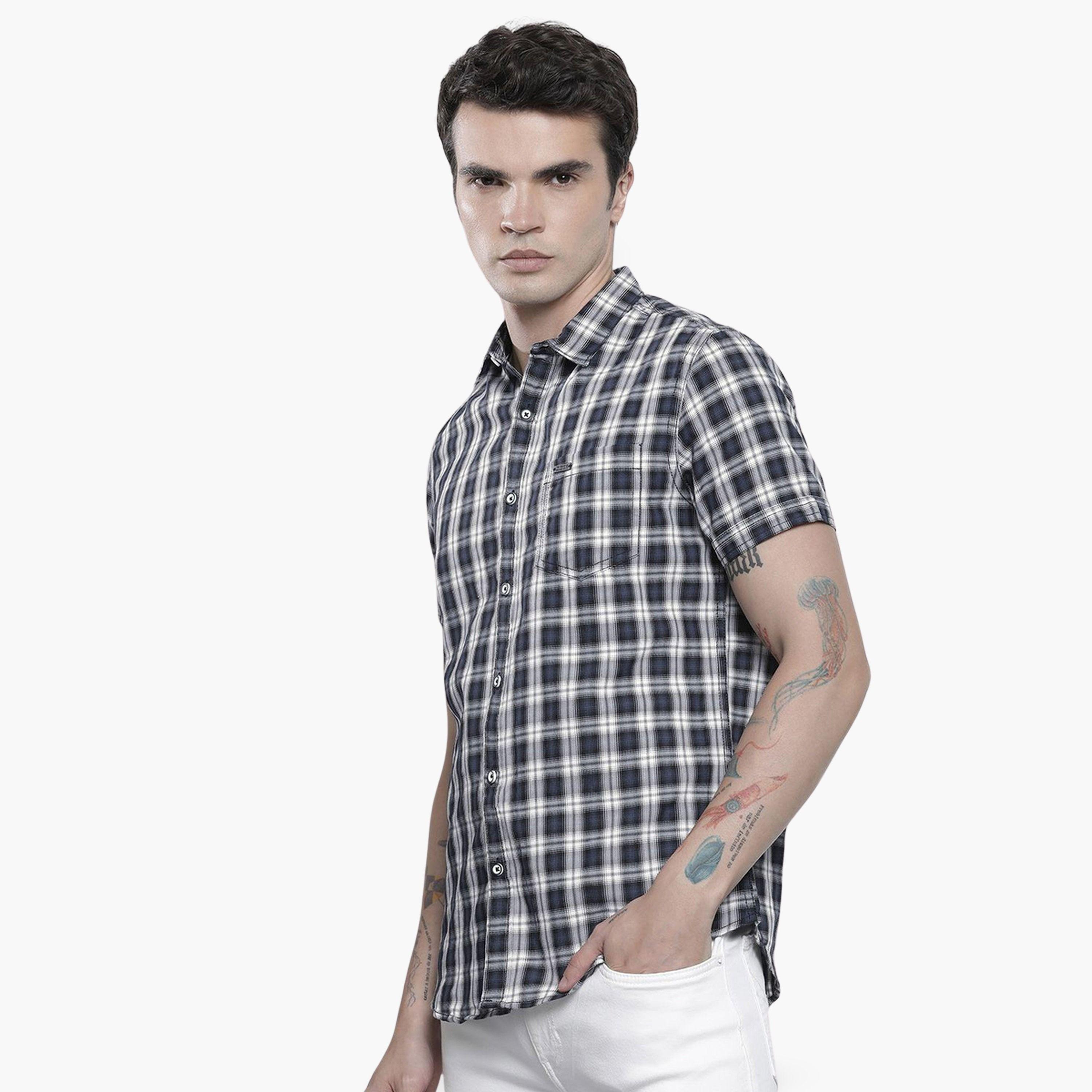 ذا انديان كراج كو × ستايلي - قميص رجالي أسود منقوش بأكمام قصيرة-men-clothing-shirts-image-1