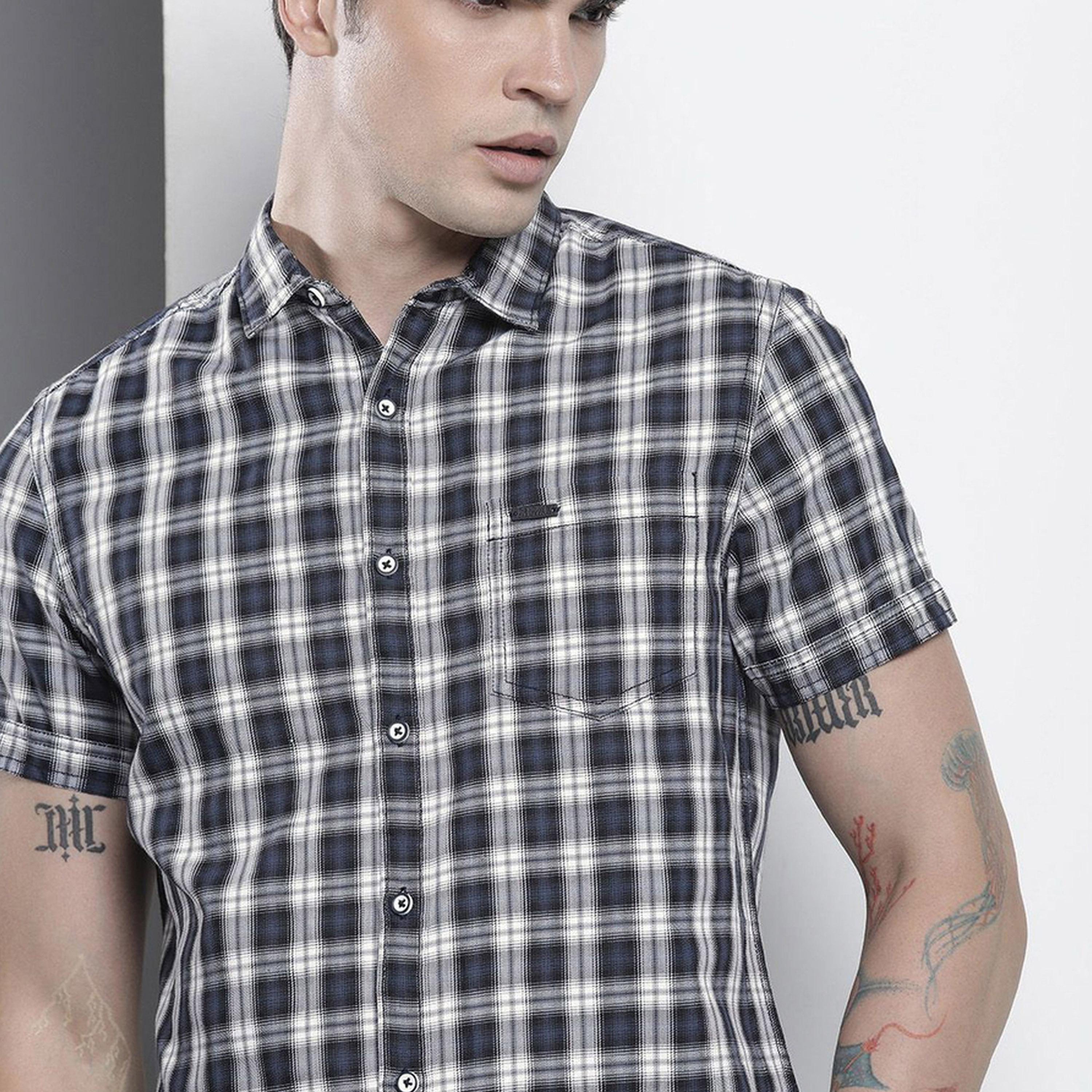 ذا انديان كراج كو × ستايلي - قميص رجالي أسود منقوش بأكمام قصيرة-men-clothing-shirts-image-3