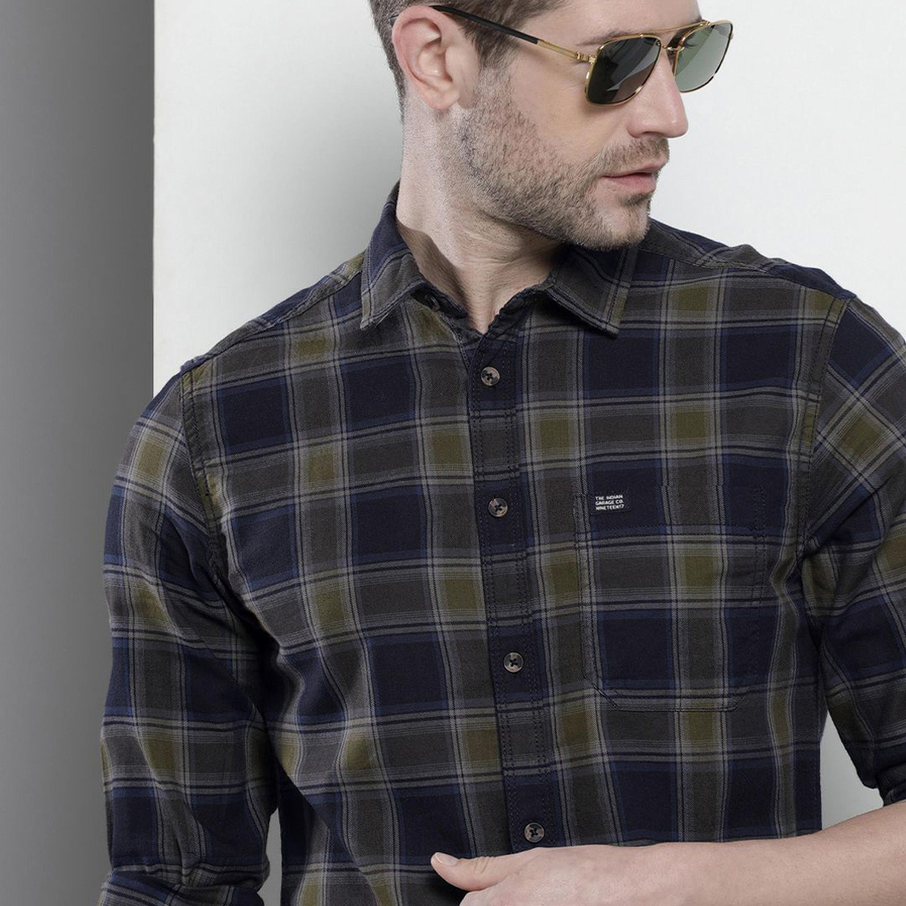 ذا انديان كراج كو × ستايلي - قميص رجالي منقوش ياقة واسعة أزرق داكن-men-clothing-shirts-image-4