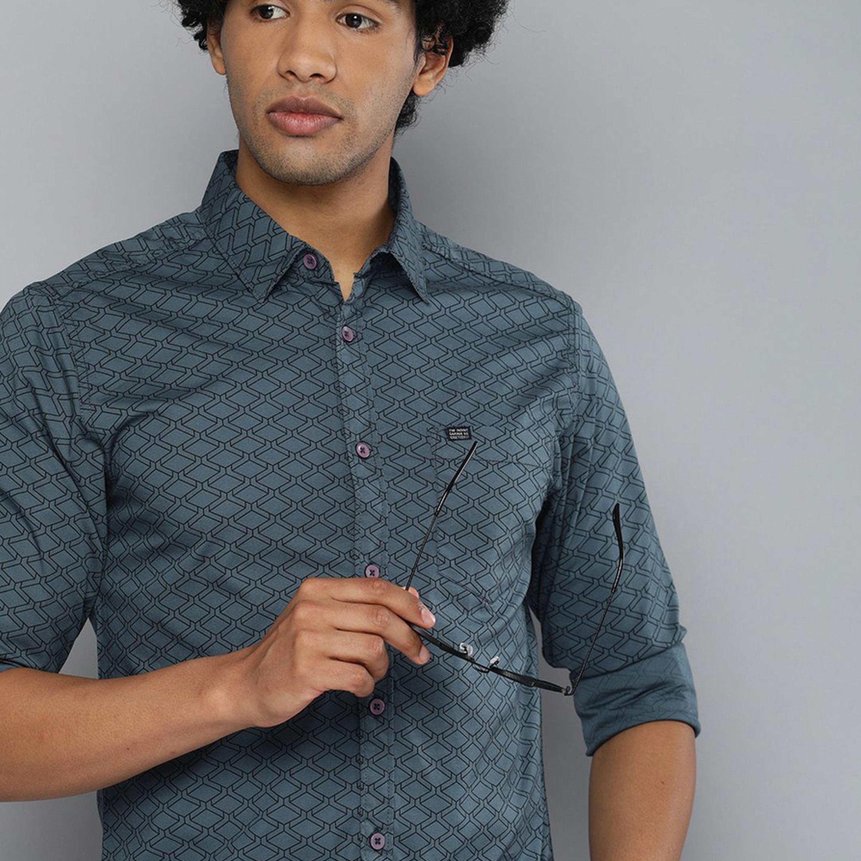ذا انديان كراج كو × ستايلي - قميص رجالي ببطبعة وياقة واسعة لون رمادي غامق-men-clothing-shirts-image-1