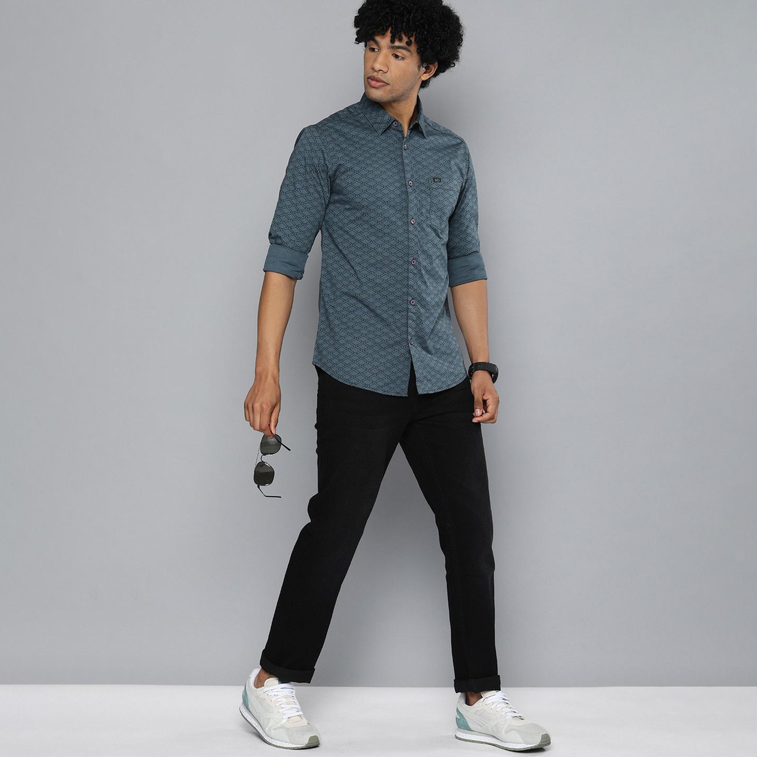 ذا انديان كراج كو × ستايلي - قميص رجالي ببطبعة وياقة واسعة لون رمادي غامق-men-clothing-shirts-image-2
