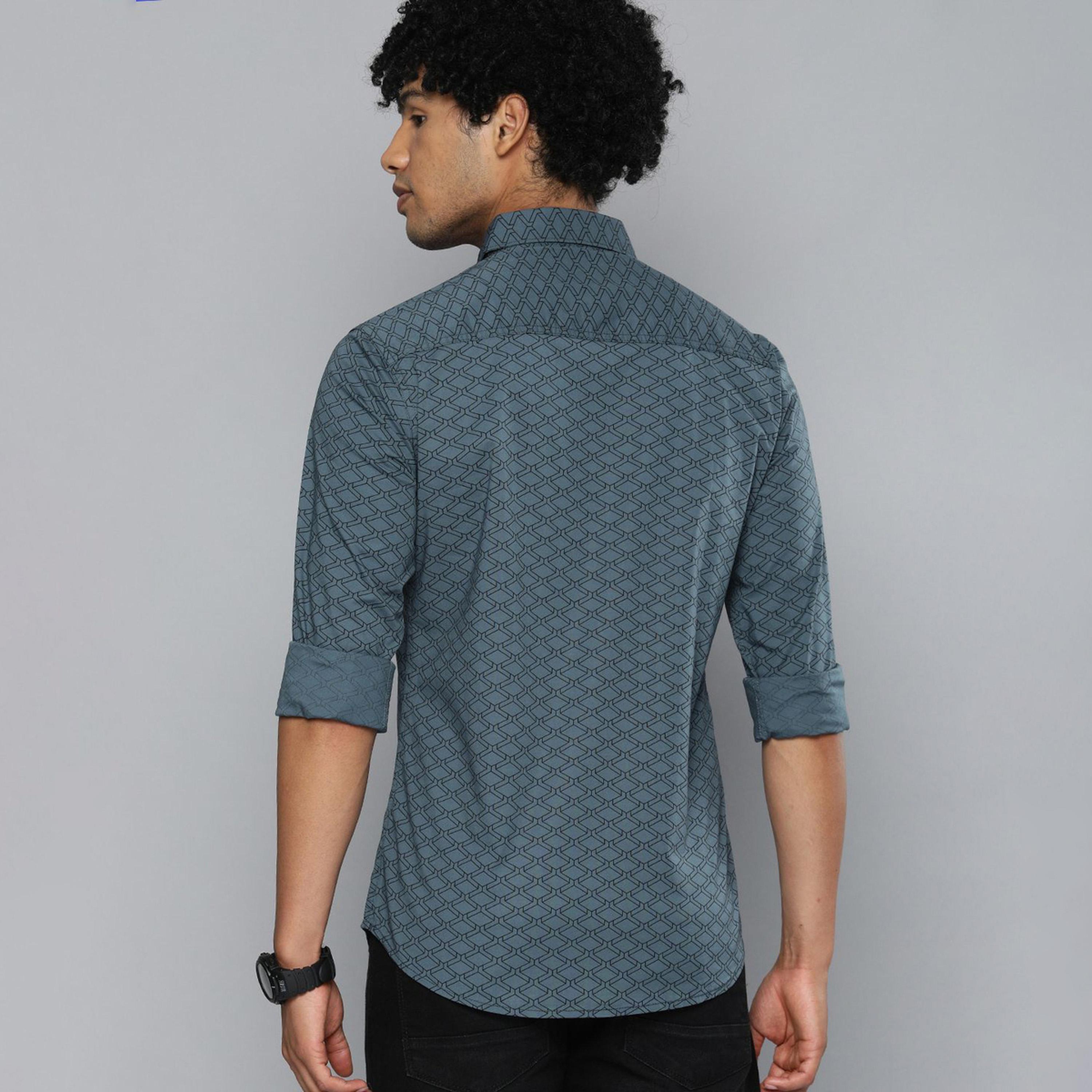 ذا انديان كراج كو × ستايلي - قميص رجالي ببطبعة وياقة واسعة لون رمادي غامق-men-clothing-shirts-image-4