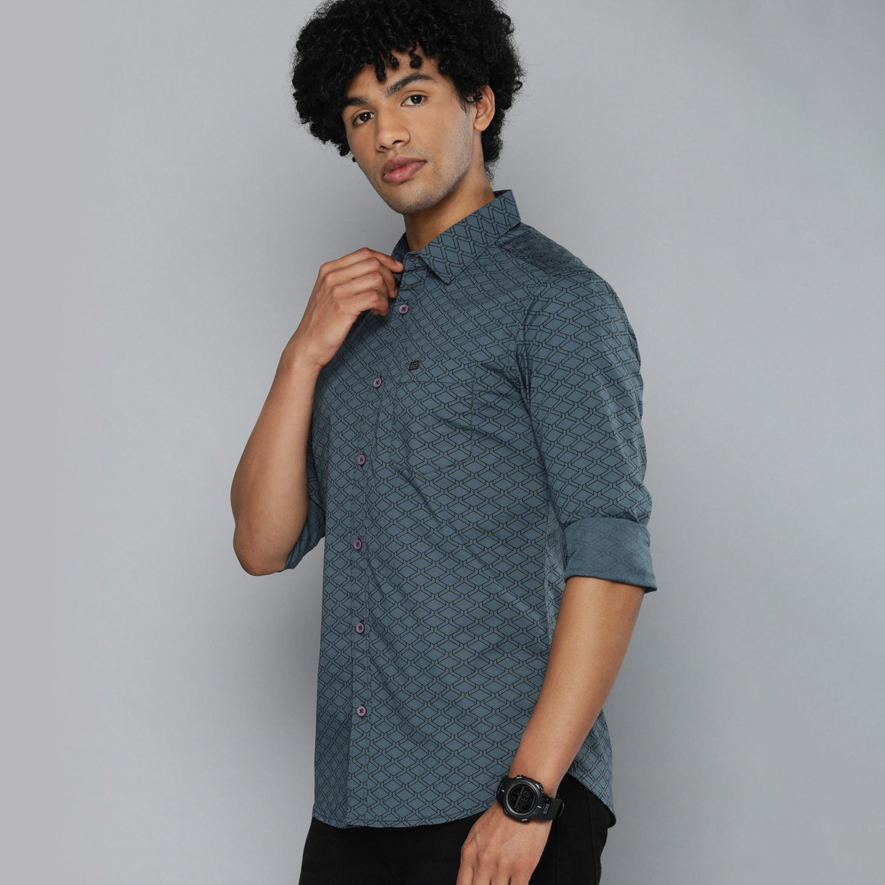 ذا انديان كراج كو × ستايلي - قميص رجالي ببطبعة وياقة واسعة لون رمادي غامق-men-clothing-shirts-image-5