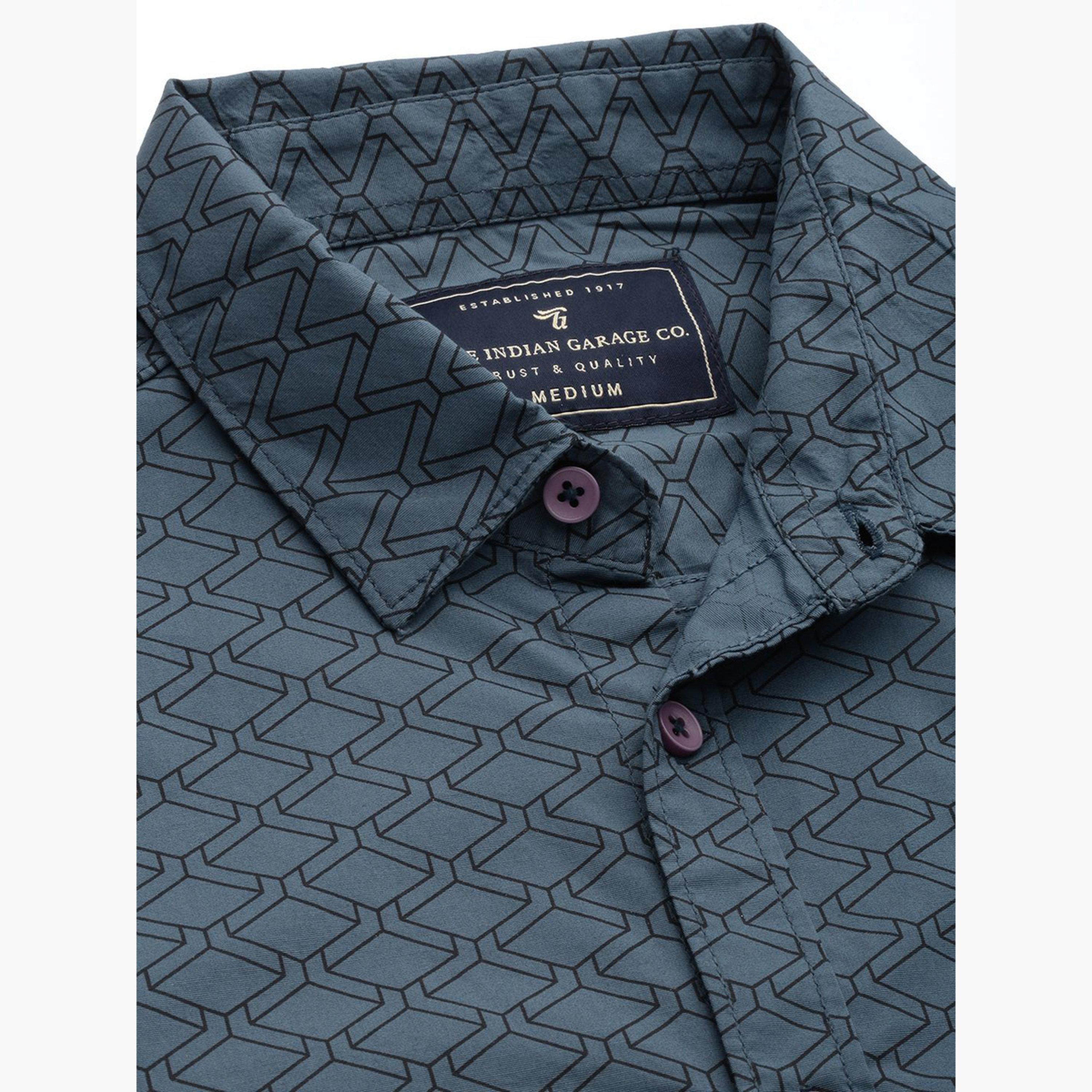 ذا انديان كراج كو × ستايلي - قميص رجالي ببطبعة وياقة واسعة لون رمادي غامق-men-clothing-shirts-image-6