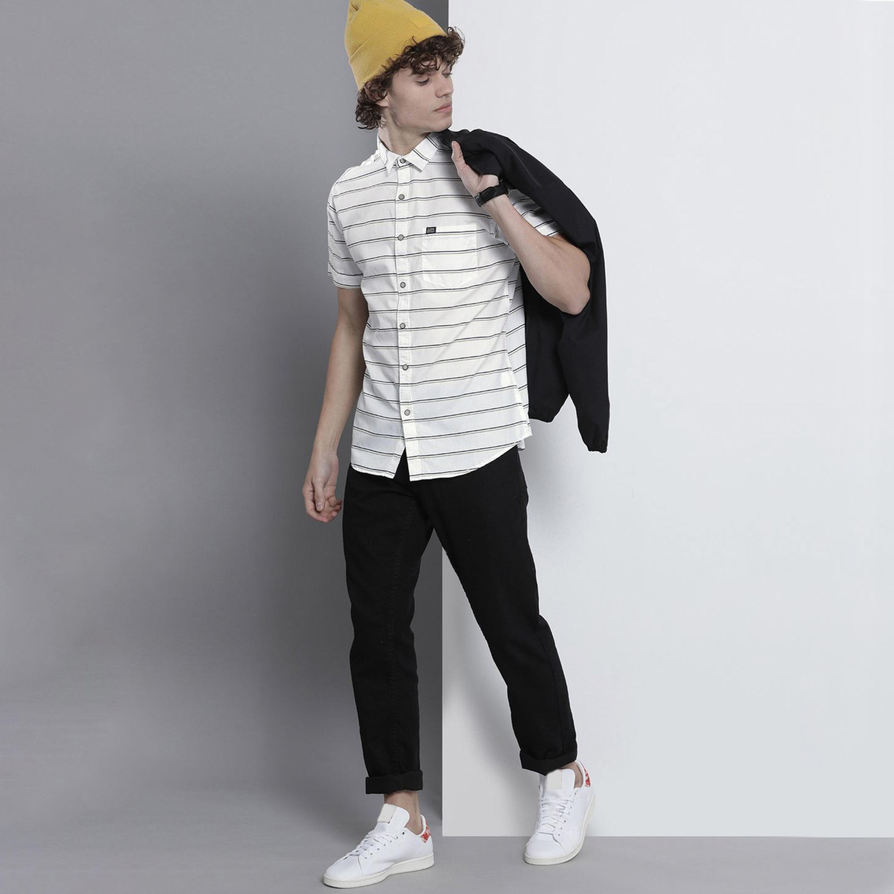 ذا انديان كراج كو × ستايلي - قميص رجالي مخطط بأكمام قصيرة لون أبيض-men-clothing-shirts-image-2