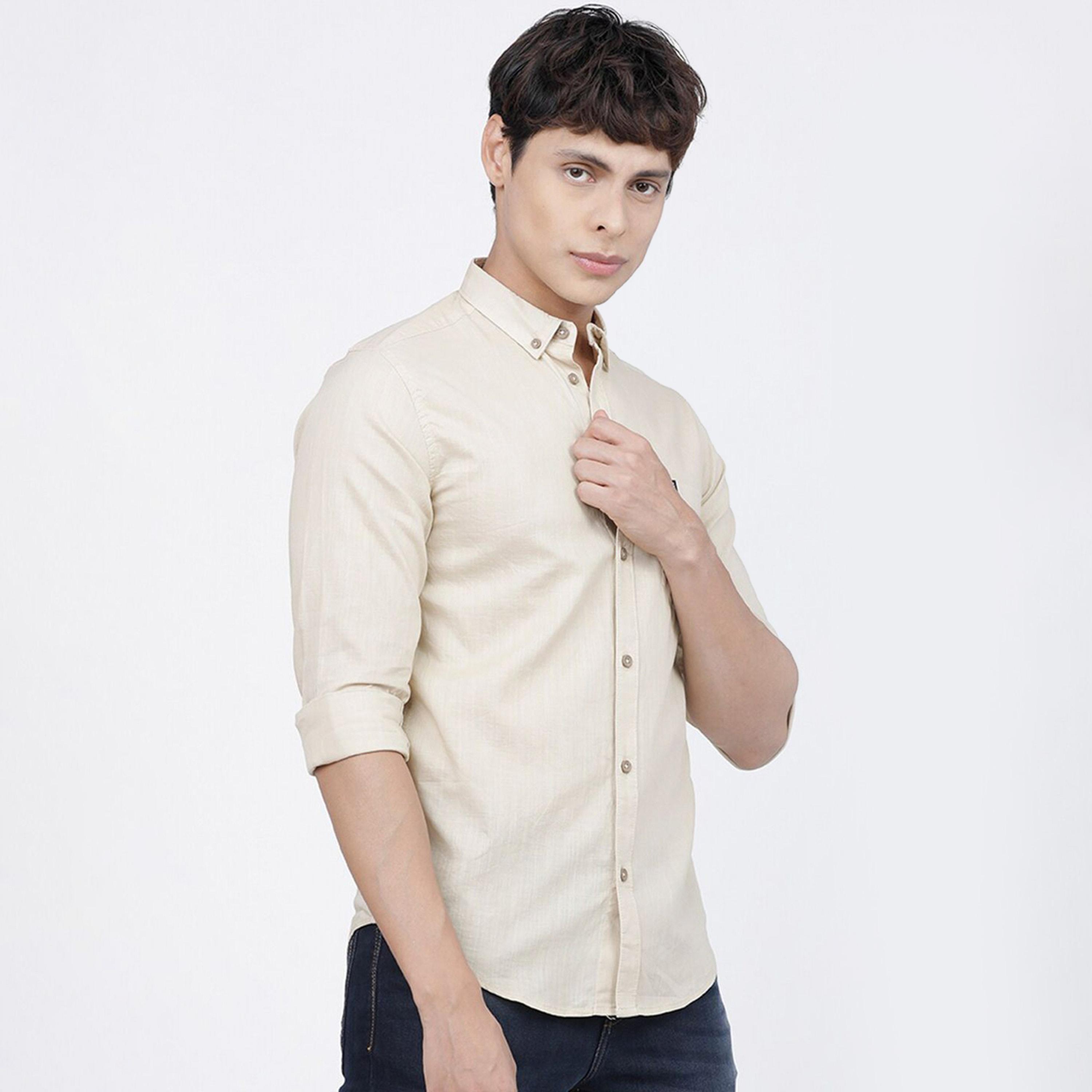 ذا انديان كراج كو × ستايلي - قميص رجالي تصميم نحيف وأزرار للأسفل لون بيج-men-clothing-shirts-image-3