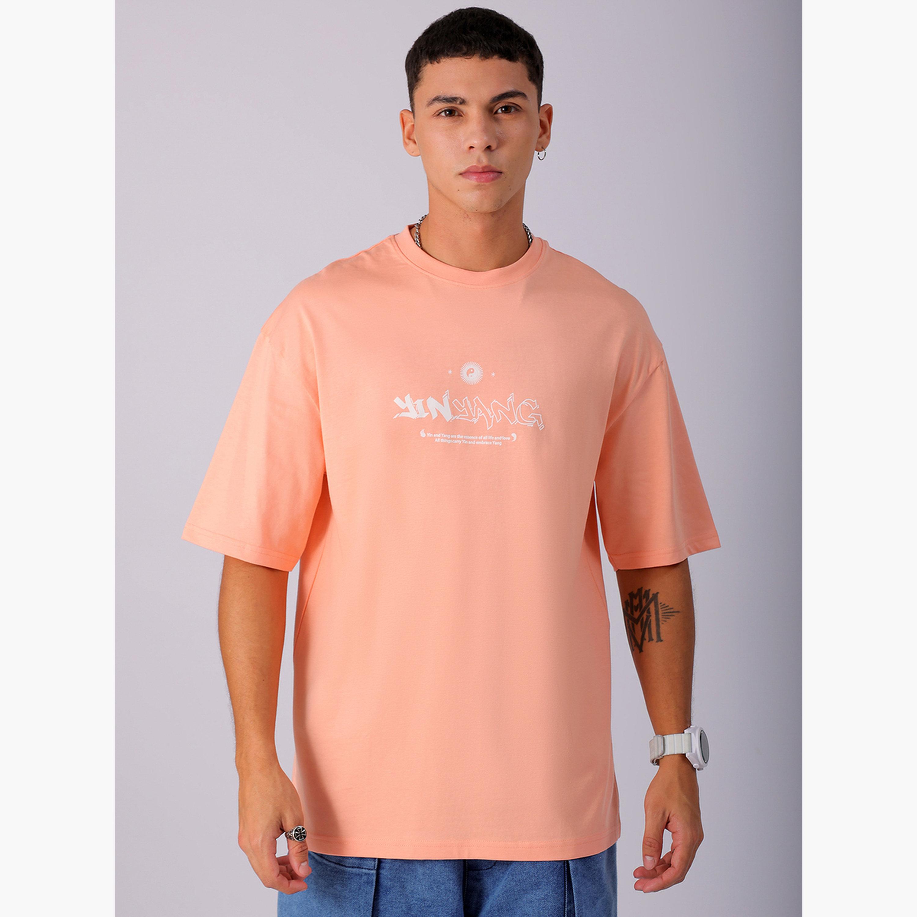 ذا انديان كراج كو × ستايلي - تي شيرت مربع بطبعة غرافيكية باللون الخوخي-men-clothing-tshirtsandpolos-tshirts-image-1