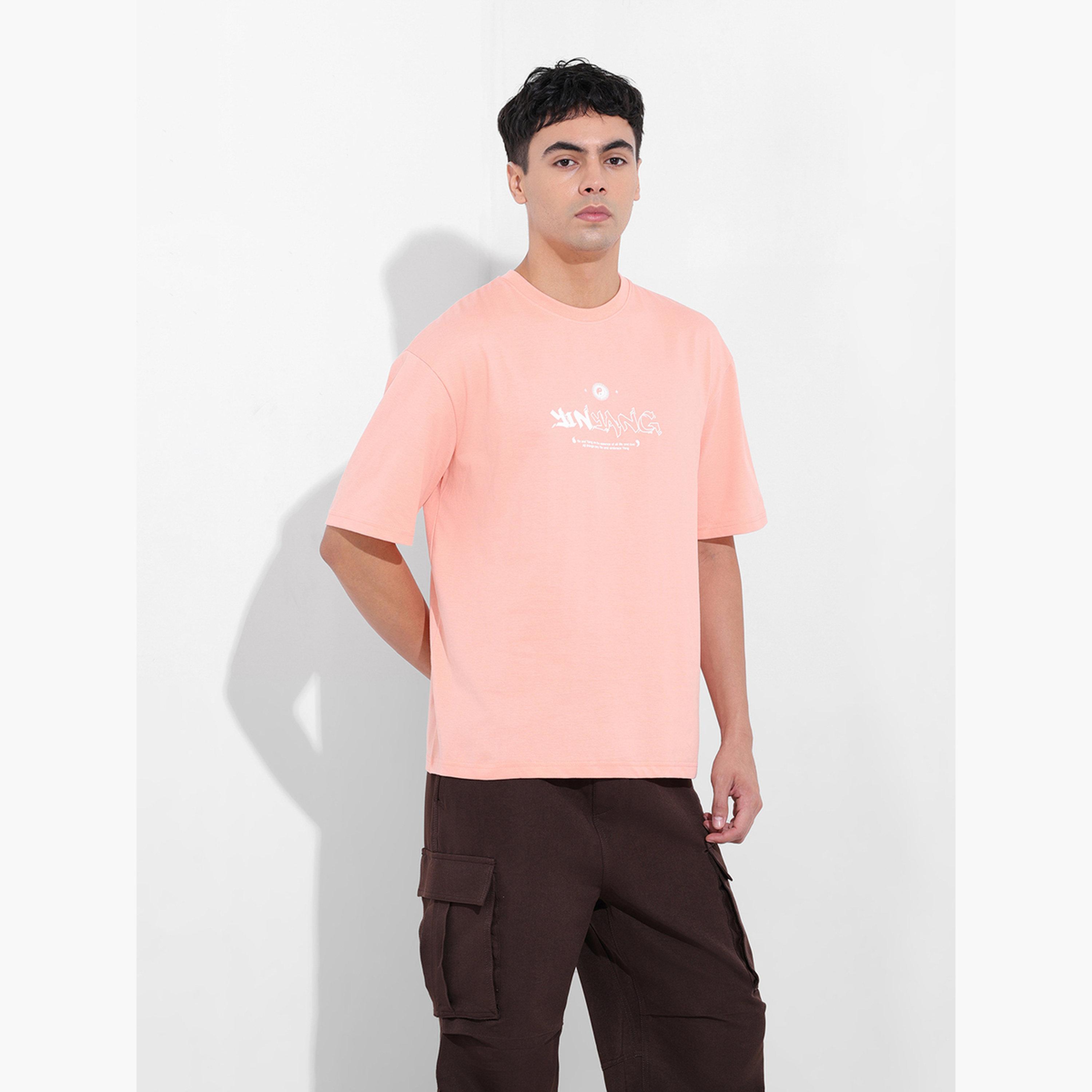 ذا انديان كراج كو × ستايلي - تي شيرت مربع بطبعة غرافيكية باللون الخوخي-men-clothing-tshirtsandpolos-tshirts-image-4