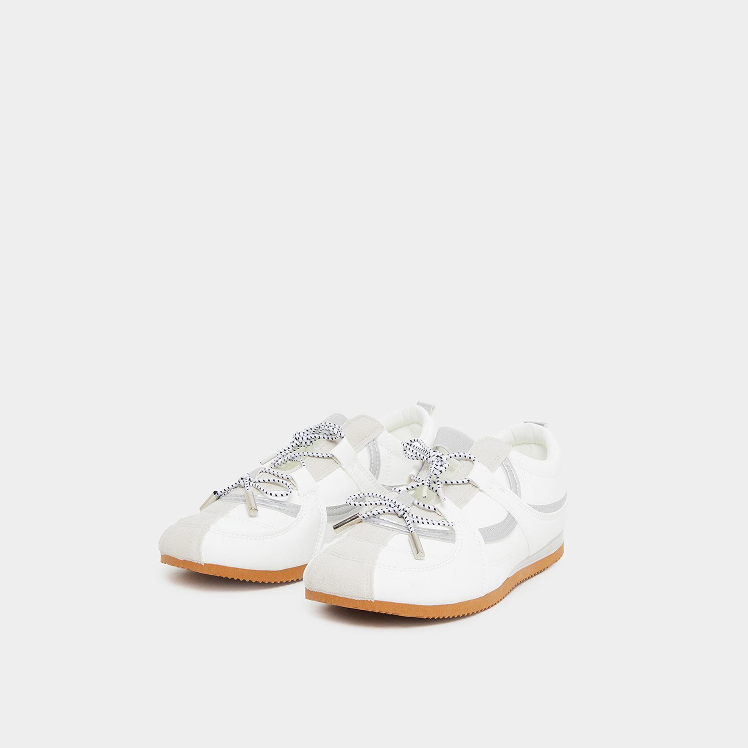 ستايلي - حذاء رياضي أبيض من الجلد برباط-women-shoes-sneakers-image-1