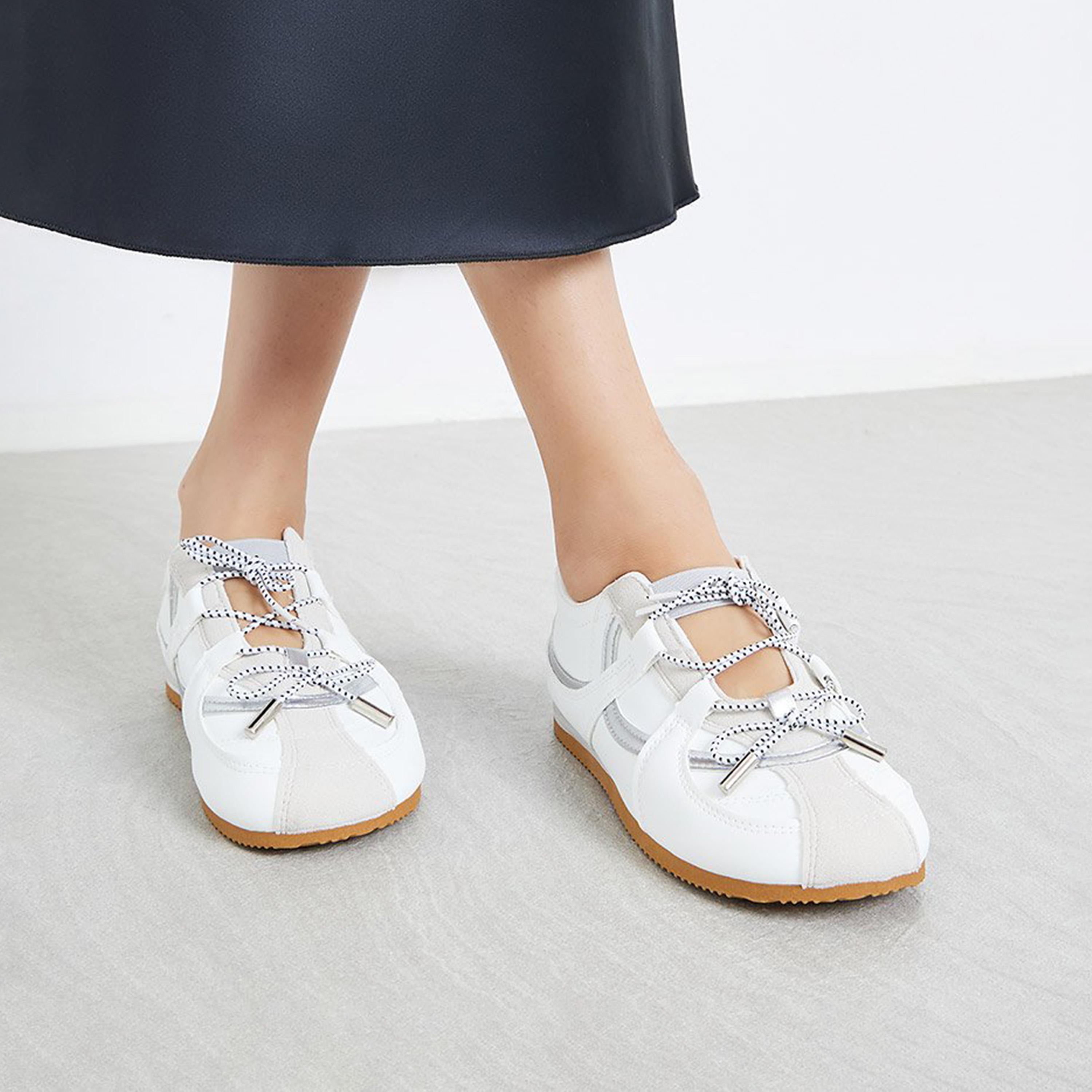 ستايلي - حذاء رياضي أبيض من الجلد برباط-women-shoes-sneakers-image-2