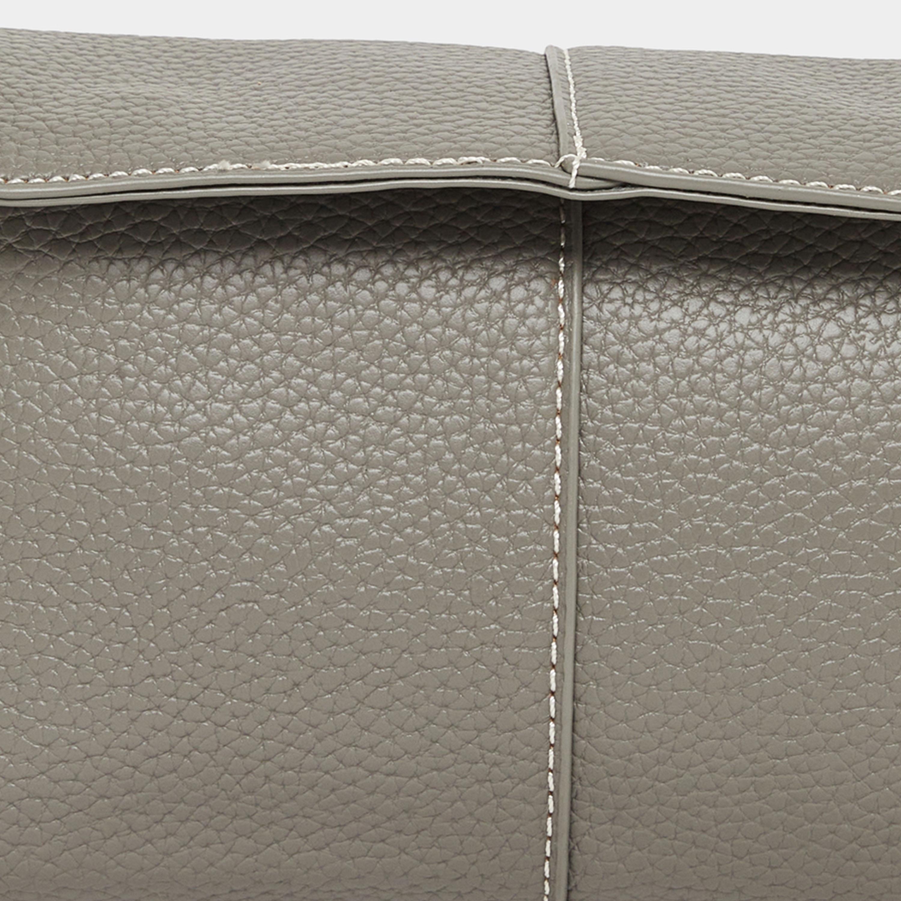 ستايلي - شنطة كتف رمادية مزخرفة بحزام قابل للتعديل-women-bagsandwallets-handbags-image-1