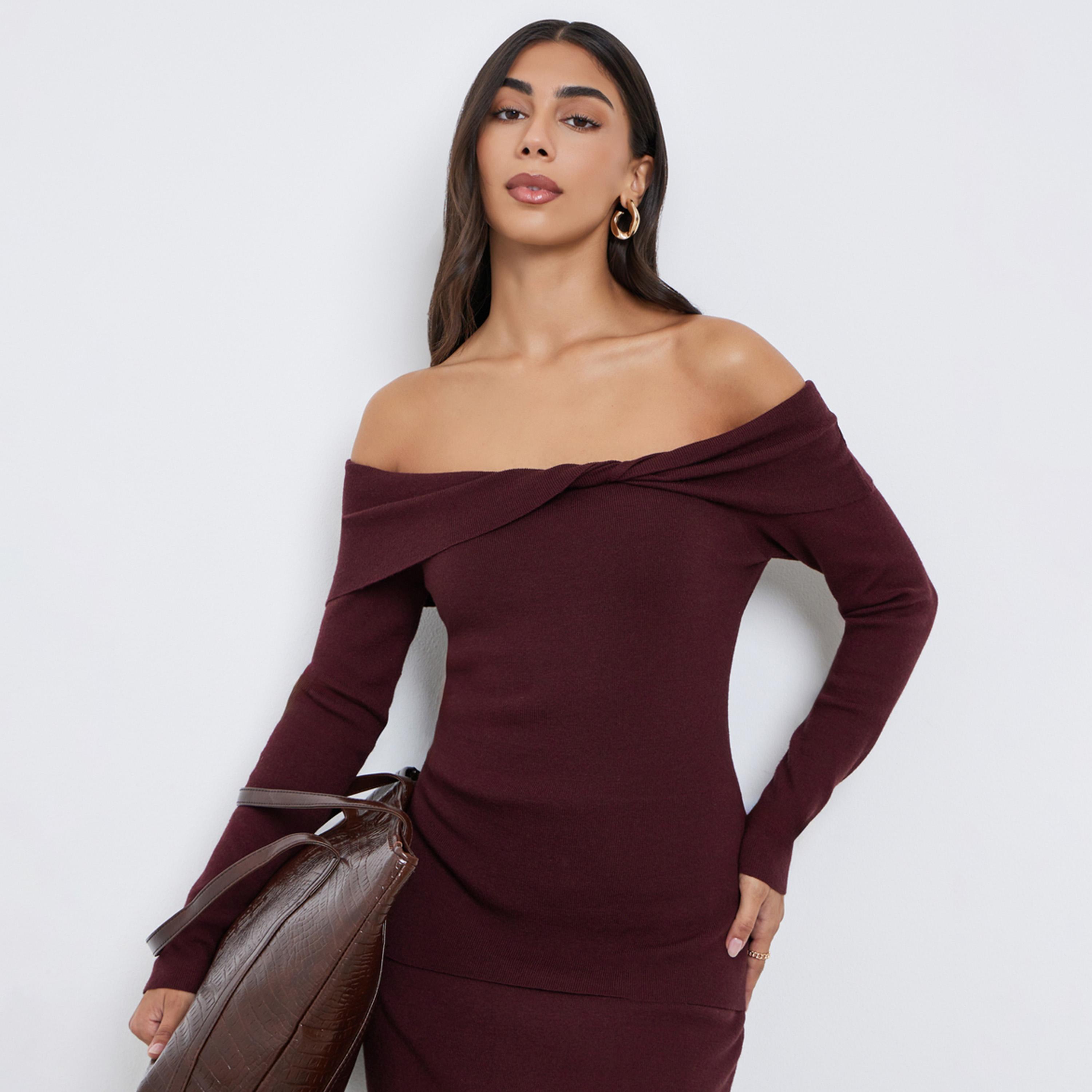 ستايلي - بلوزة برغندي سادة مكشوفة الكتفين مع تفاصيل ملتوية-women-clothing-tshirts-image-1