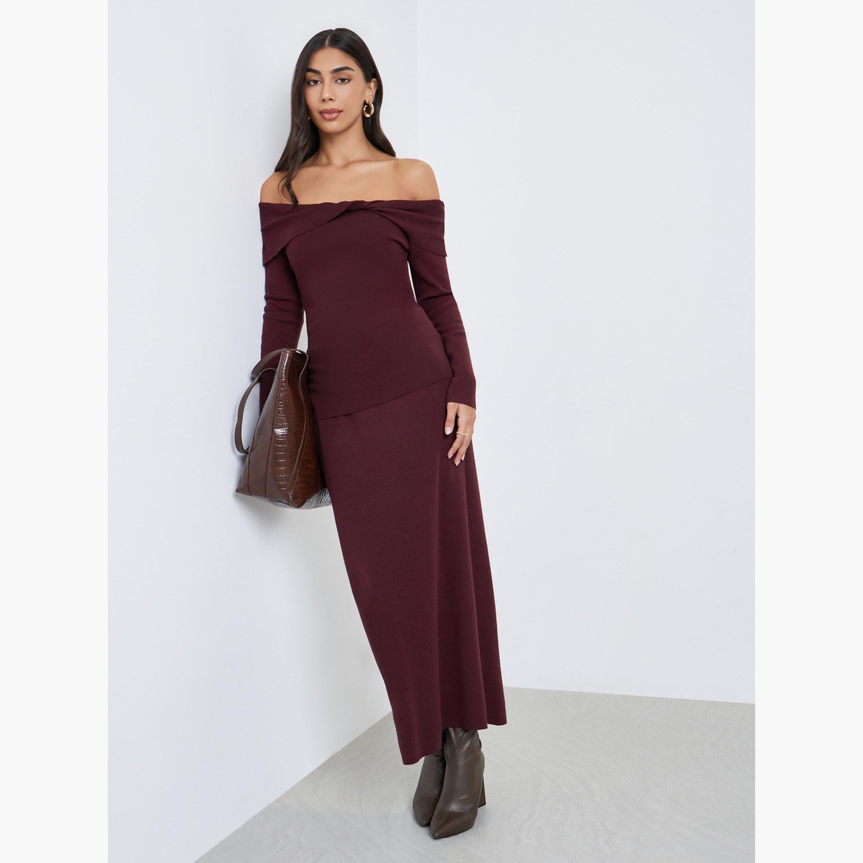 ستايلي - بلوزة برغندي سادة مكشوفة الكتفين مع تفاصيل ملتوية-women-clothing-tshirts-image-2