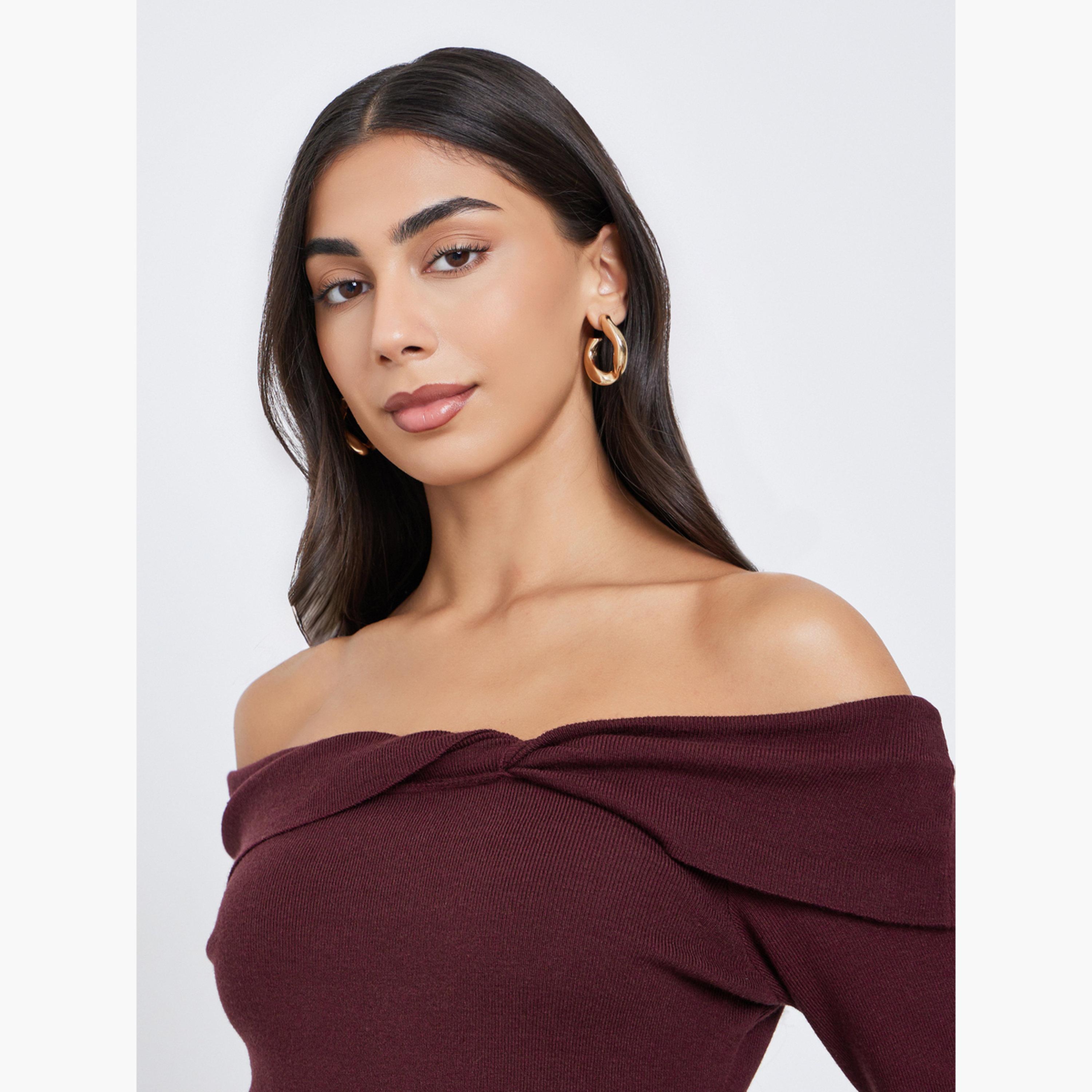 ستايلي - بلوزة برغندي سادة مكشوفة الكتفين مع تفاصيل ملتوية-women-clothing-tshirts-image-3