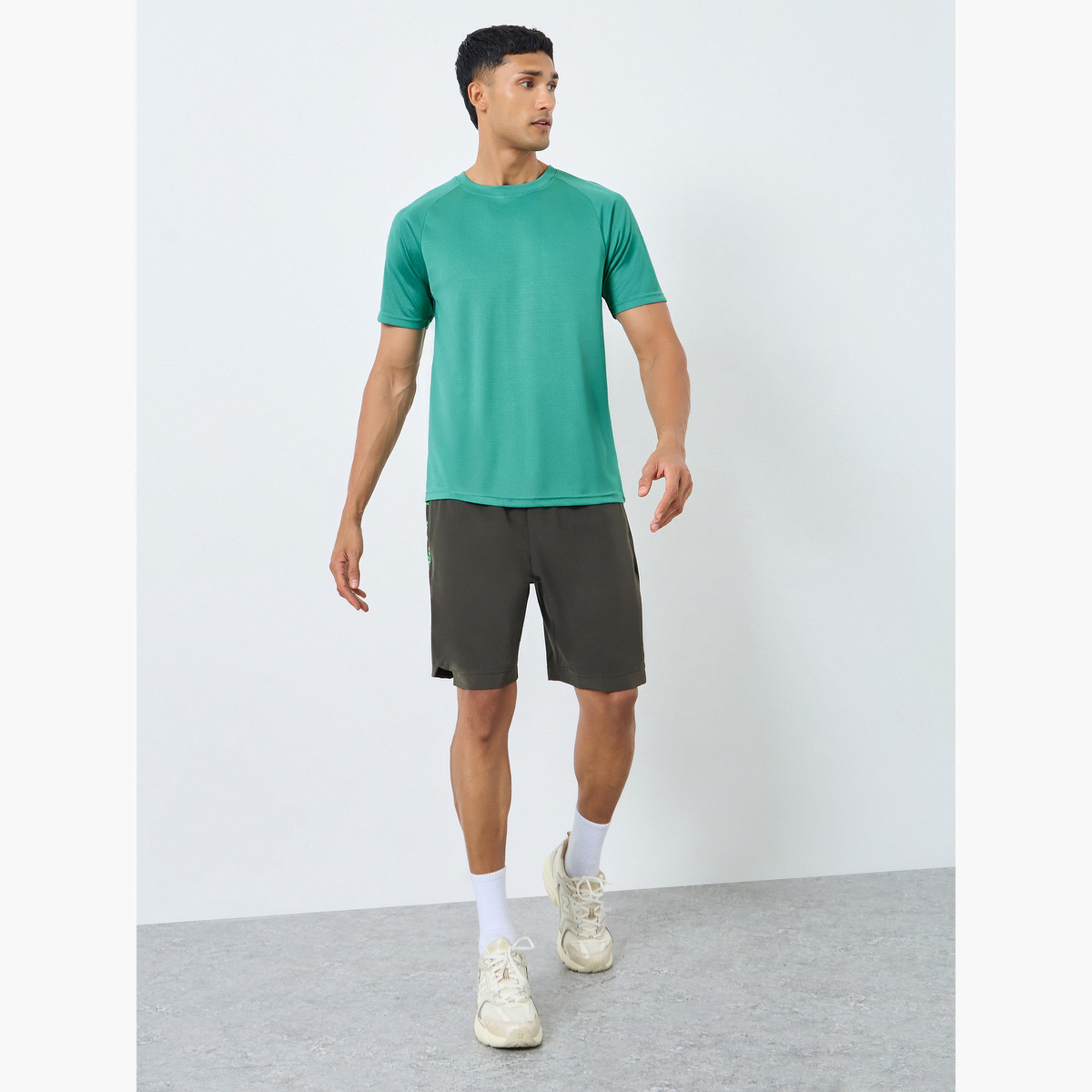 ستايلي - تي شيرت رياضي بأكمام راجلان مع طباعة خلفية للرجال-men-clothing-sportswearandactivewear-tshirtsandpolos-image-2