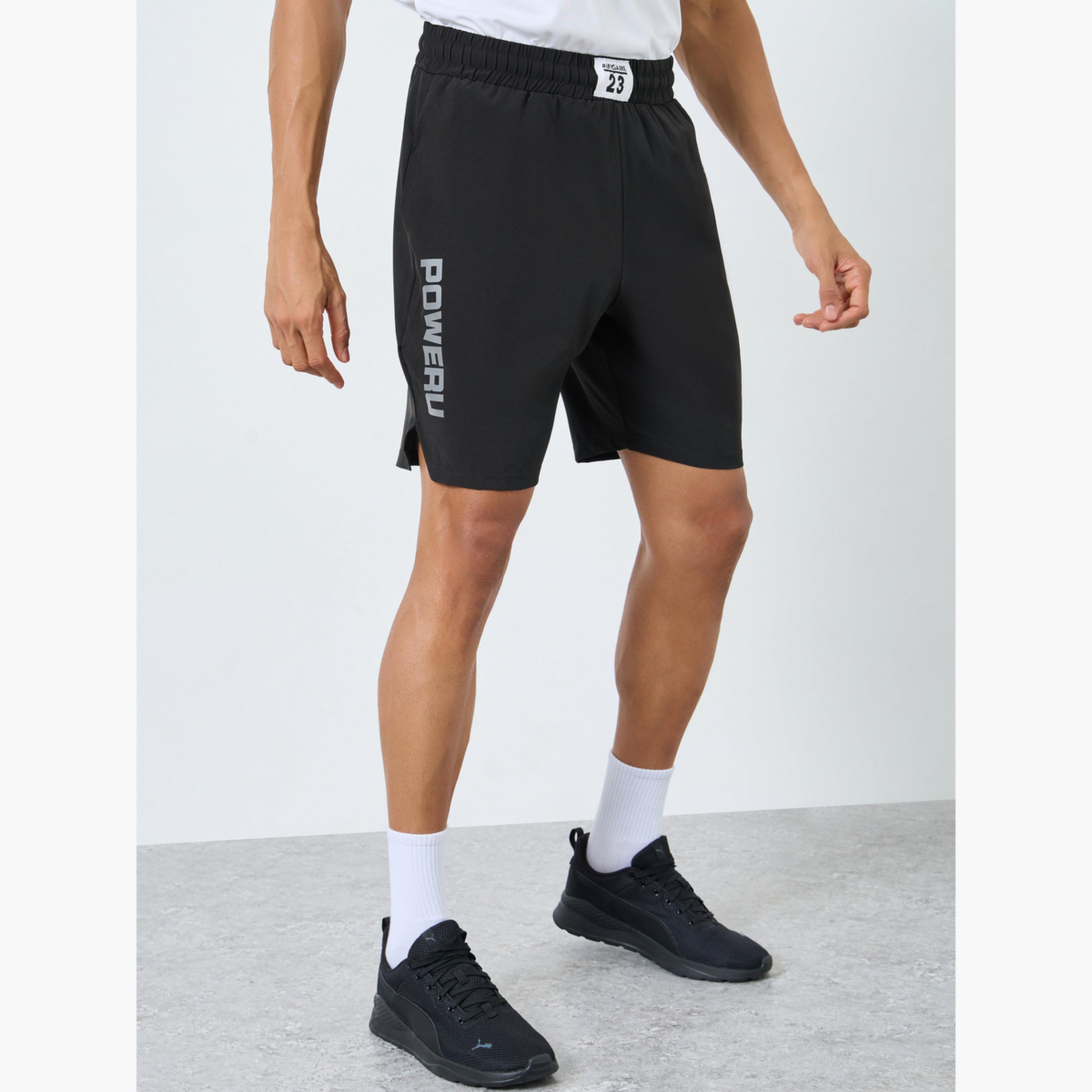 ستايلي - شورت رياضي رجالي مع شارة وتفاصيل بطبعة-sports-men-clothing-bottoms-shorts-image-1