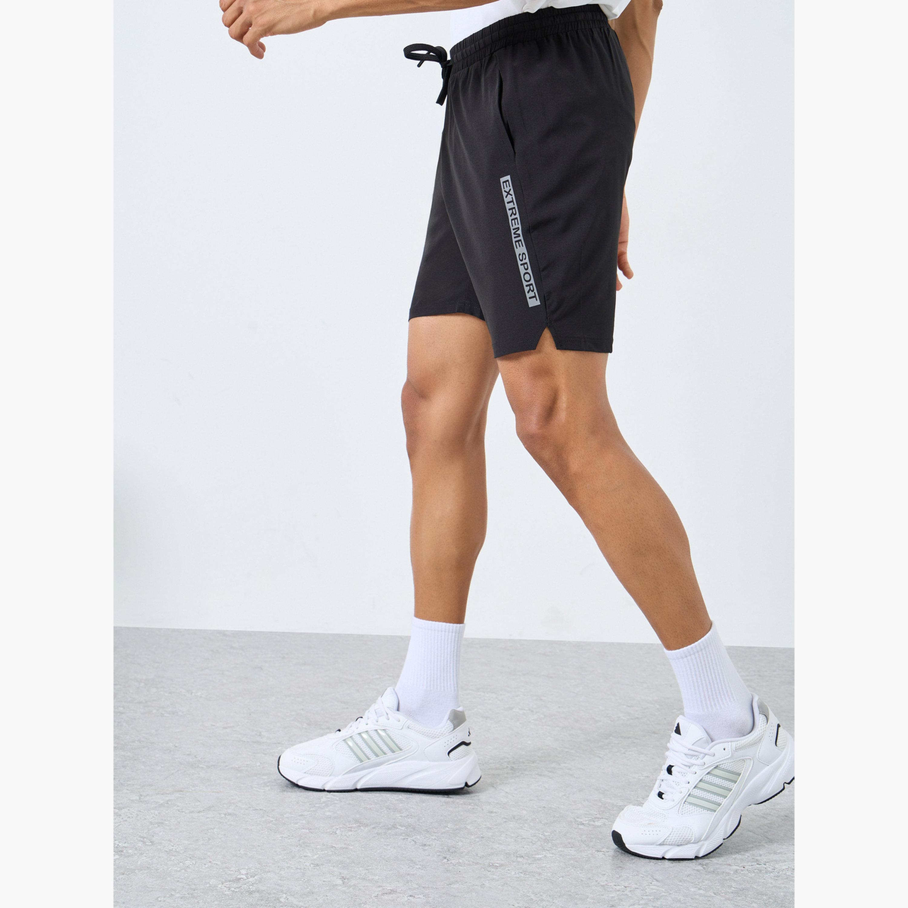 ستايلي - شورت رياضي رجالي لون أسود مع تفاصيل طباعة جانبية-sports-men-clothing-bottoms-shorts-image-1