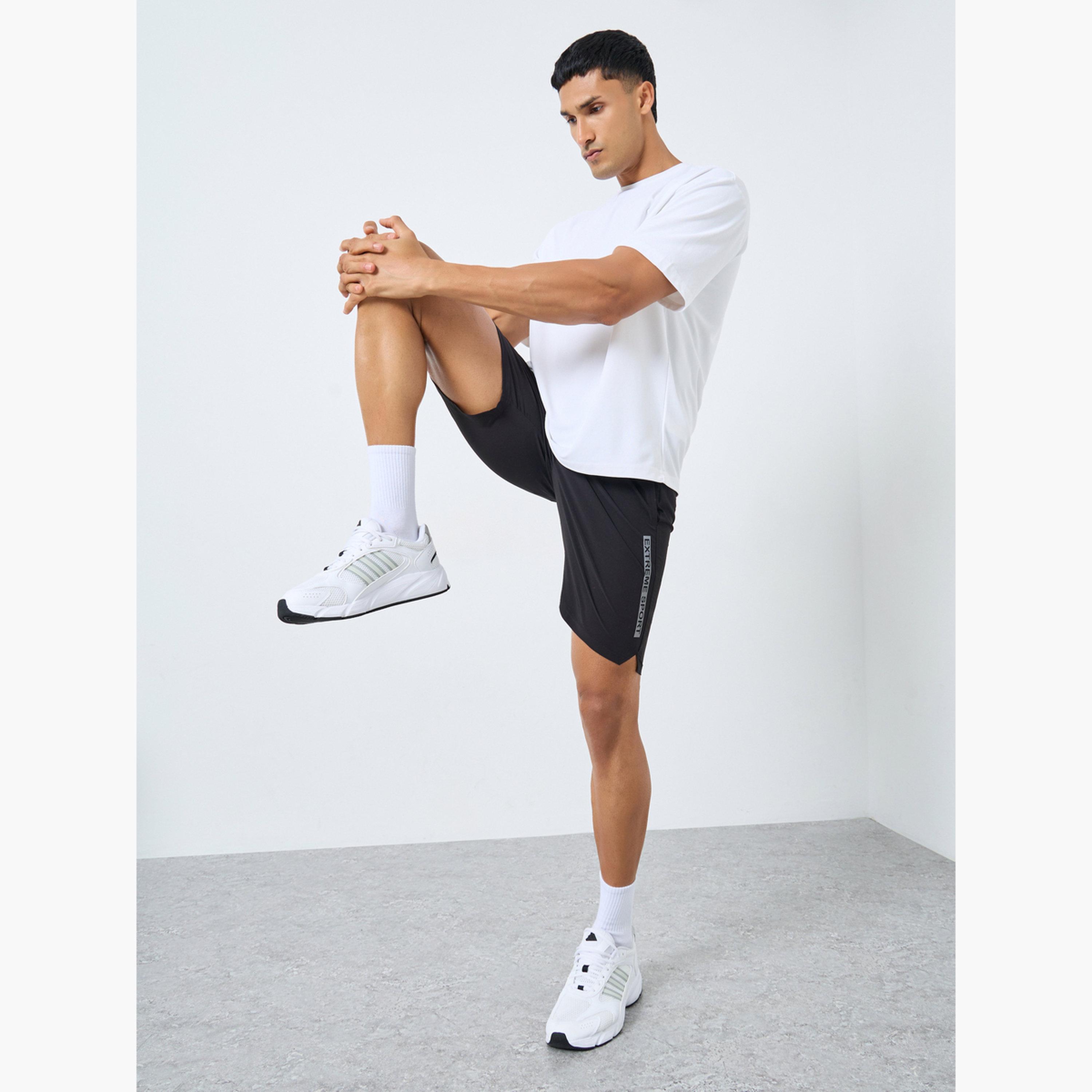 ستايلي - شورت رياضي رجالي لون أسود مع تفاصيل طباعة جانبية-sports-men-clothing-bottoms-shorts-image-2