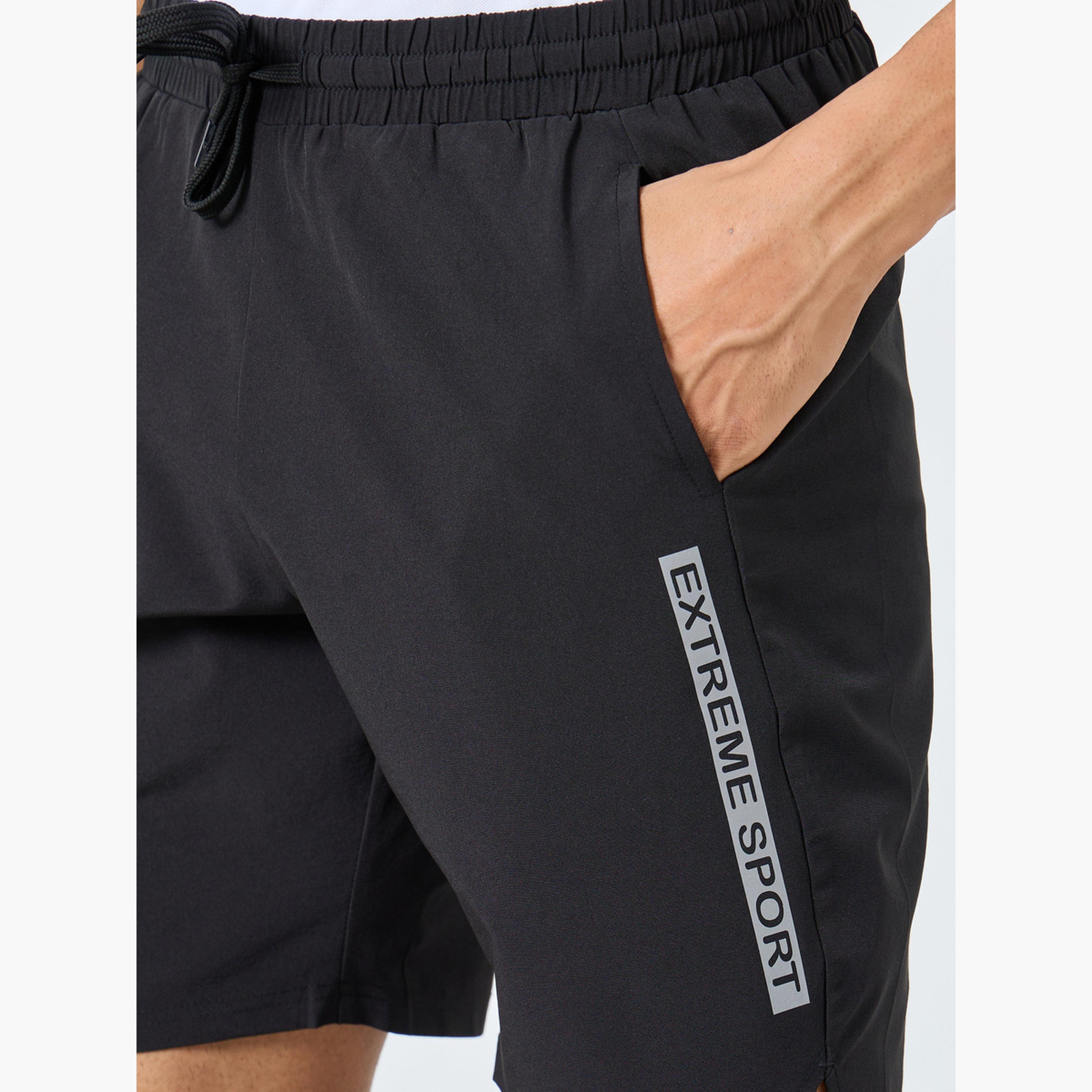ستايلي - شورت رياضي رجالي لون أسود مع تفاصيل طباعة جانبية-sports-men-clothing-bottoms-shorts-image-3
