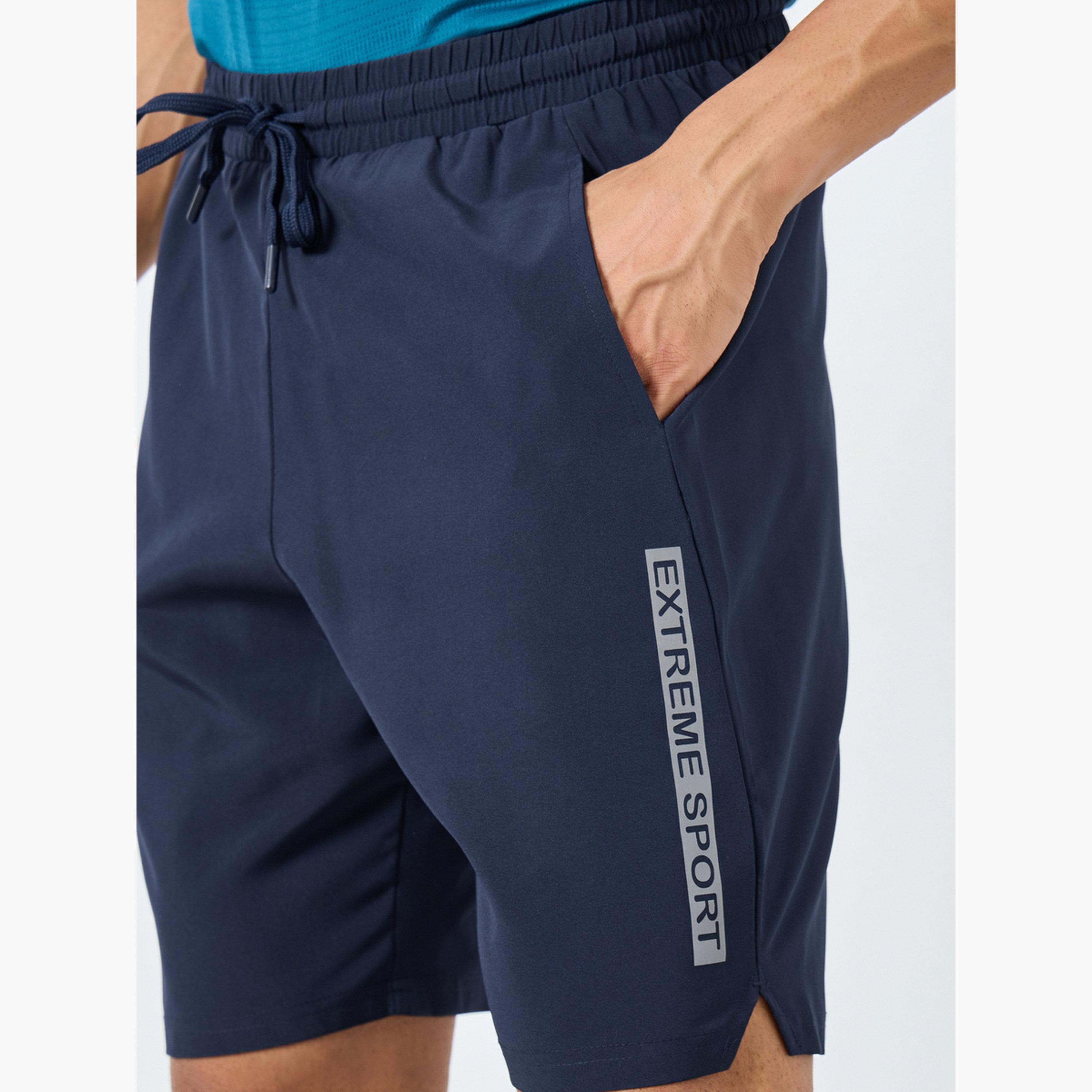 ستايلي - شورت رياضي رجالي تفاصيل طباعة جانبية لون أزرق بحري-sports-men-clothing-bottoms-shorts-image-3