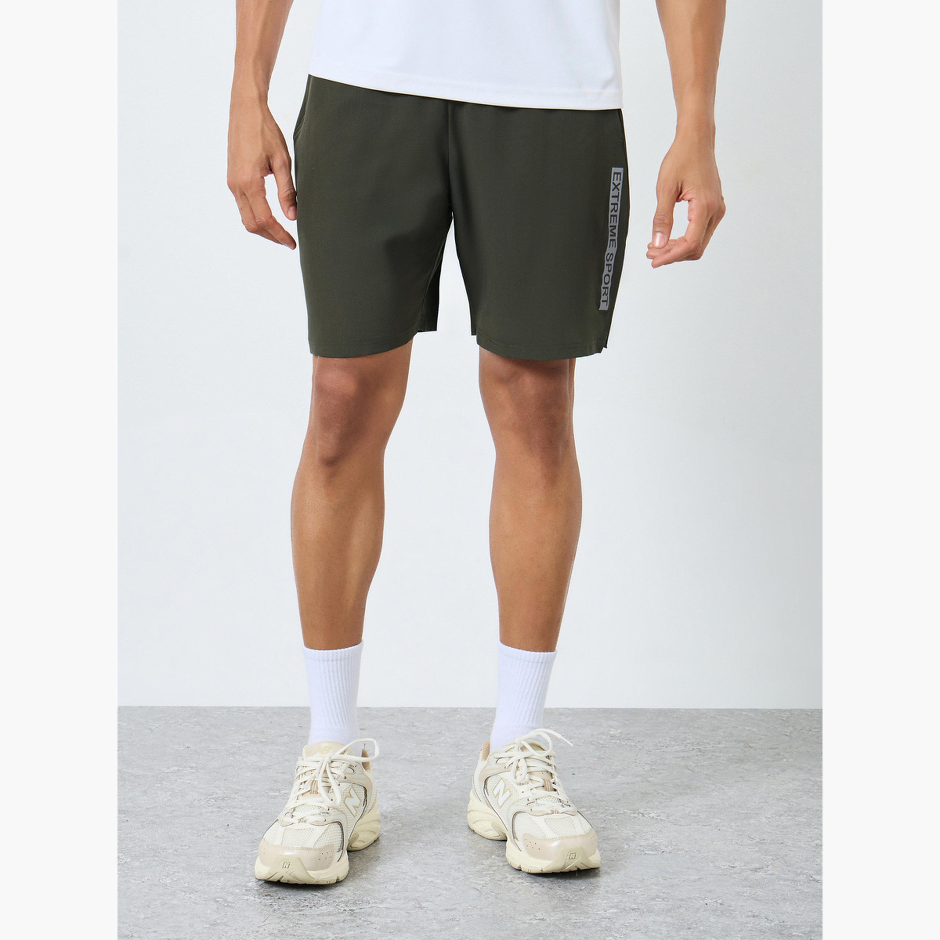 ستايلي - شورت رياضي مع تفاصيل طباعة جانبية للرجال-sports-men-clothing-bottoms-shorts-image-4