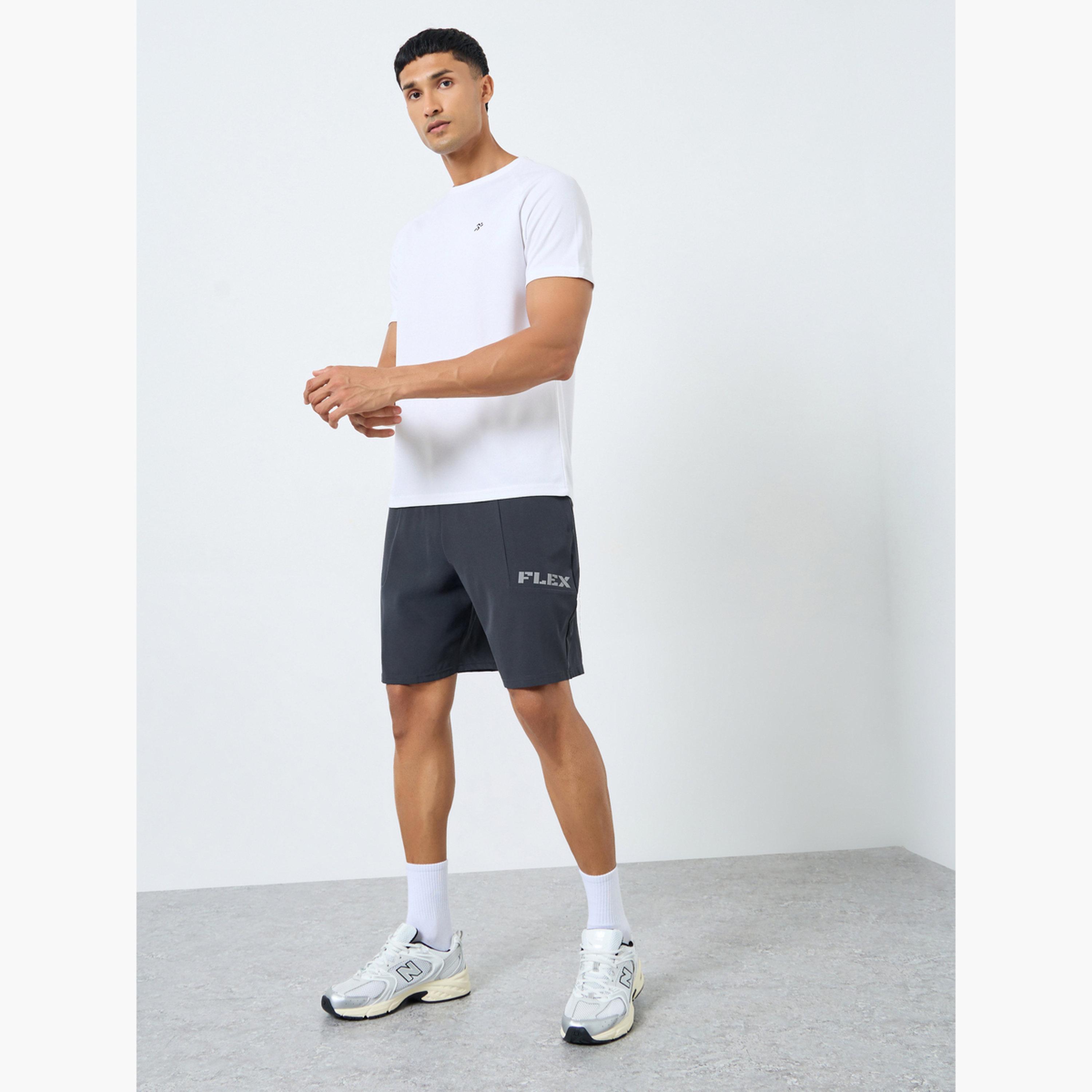ستايلي - شورت رياضي مع تفاصيل مطبوعة للرجال-men-clothing-sportswearandactivewear-bottoms-shorts-image-2