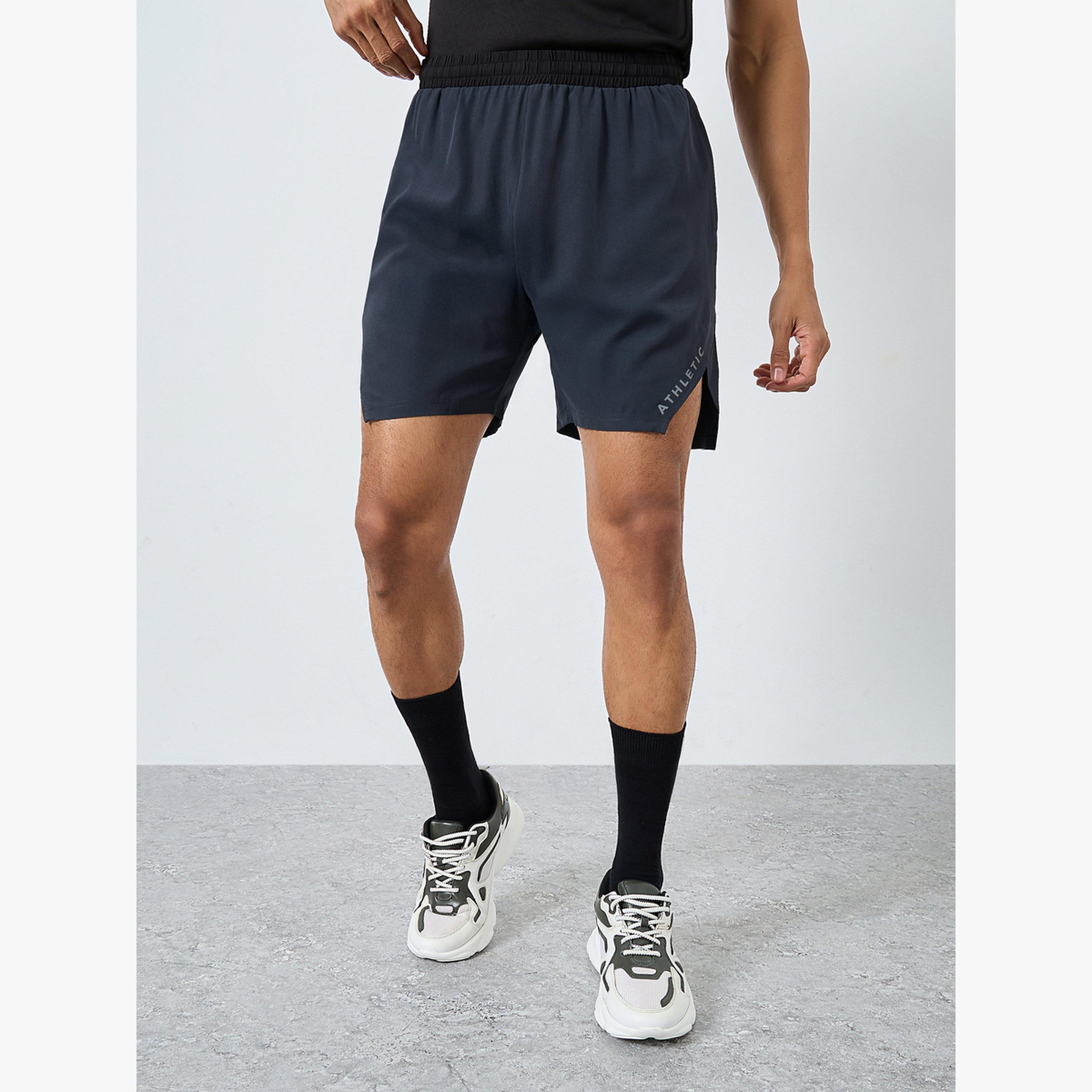 شورت رياضي للتدريب بطبعة مع شق-sports-men-clothing-bottoms-shorts-image-1