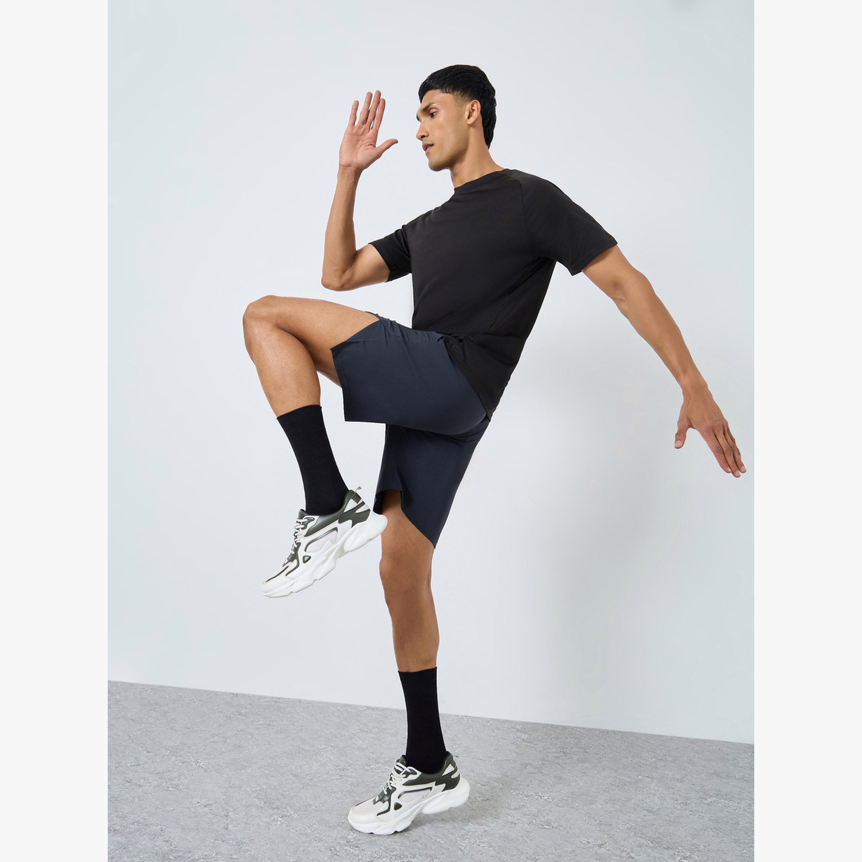شورت رياضي للتدريب بطبعة مع شق-sports-men-clothing-bottoms-shorts-image-2