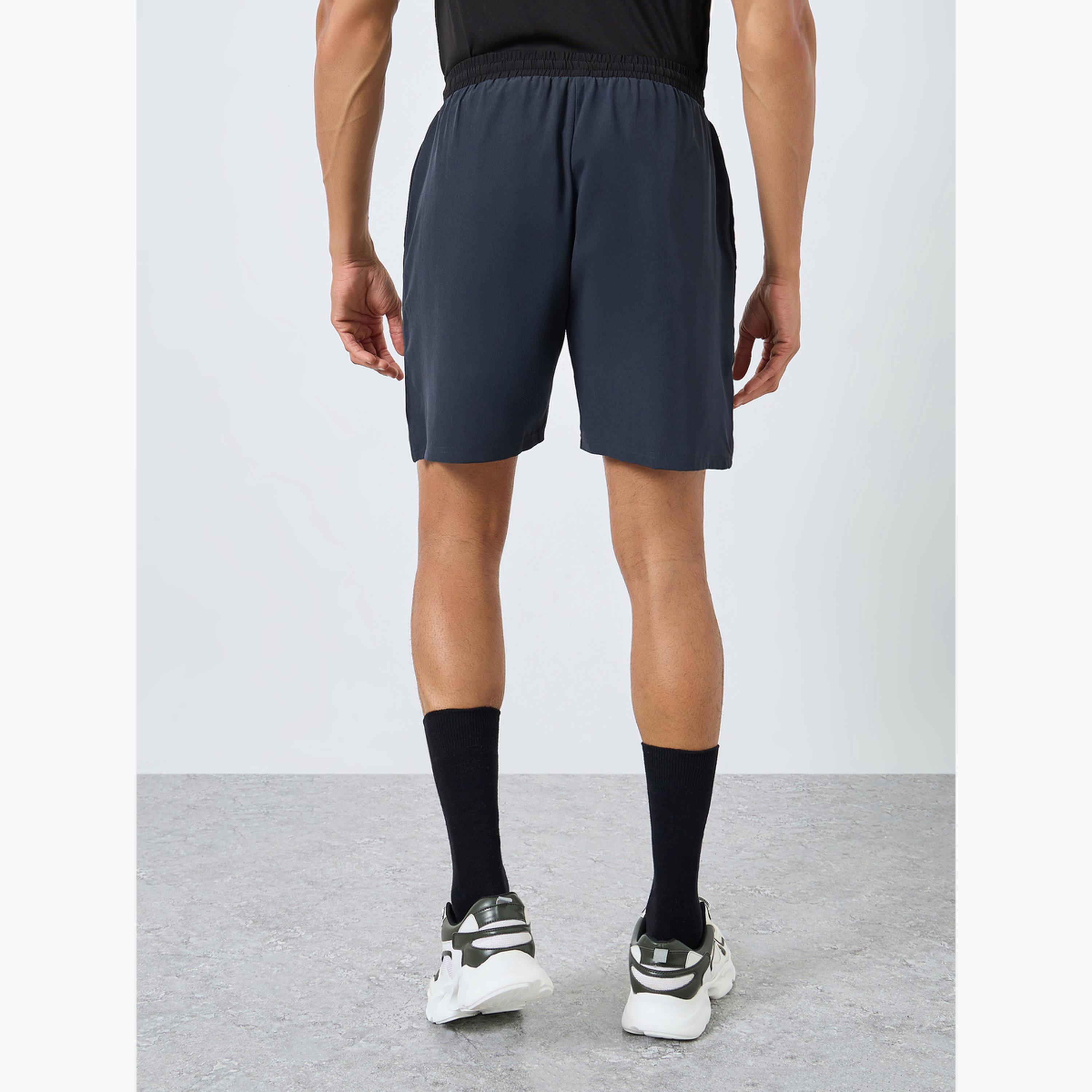 شورت رياضي للتدريب بطبعة مع شق-sports-men-clothing-bottoms-shorts-image-3