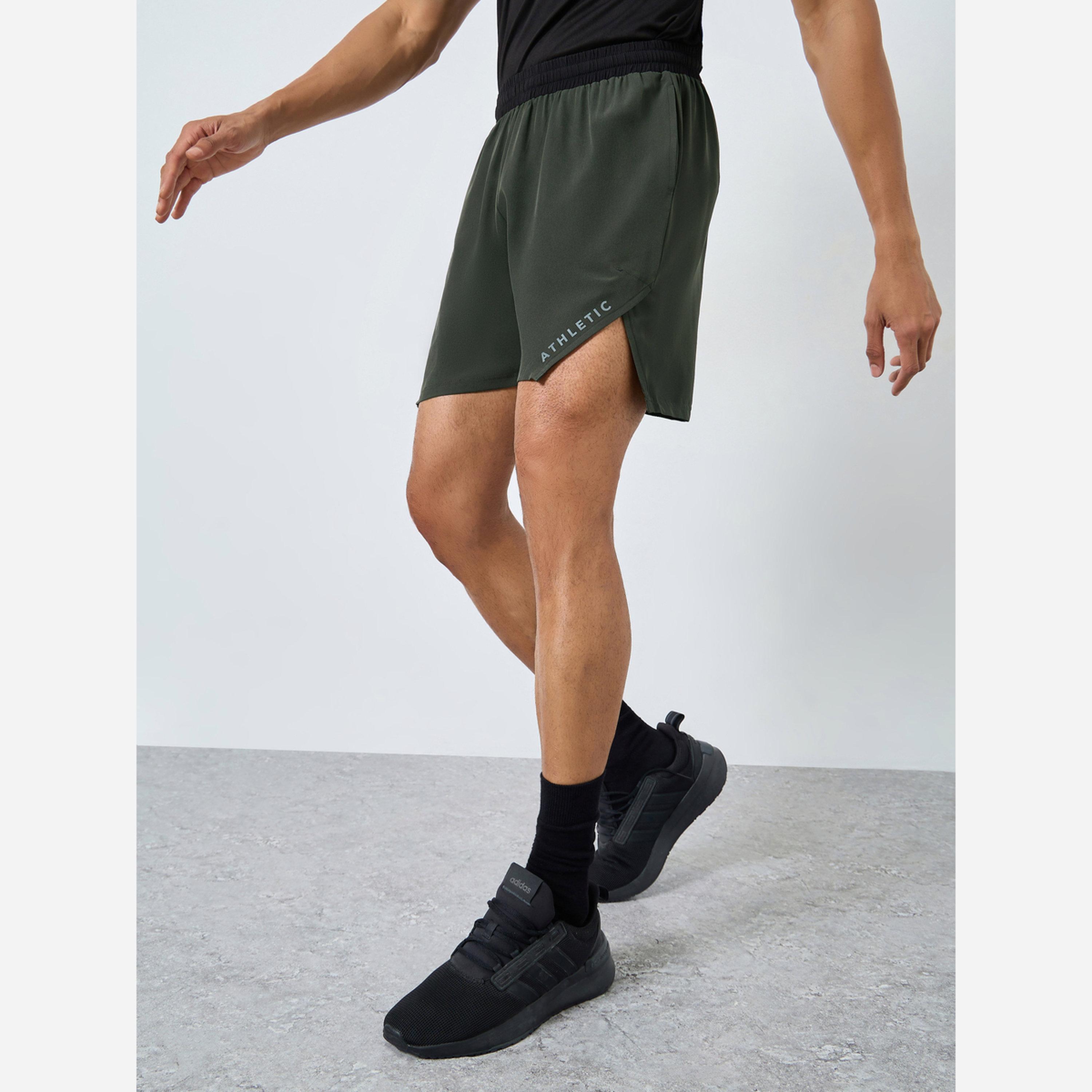 ستايلي - شورت رياضي رجالي طبعة وفتحة جانبية-sports-men-clothing-bottoms-shorts-image-1