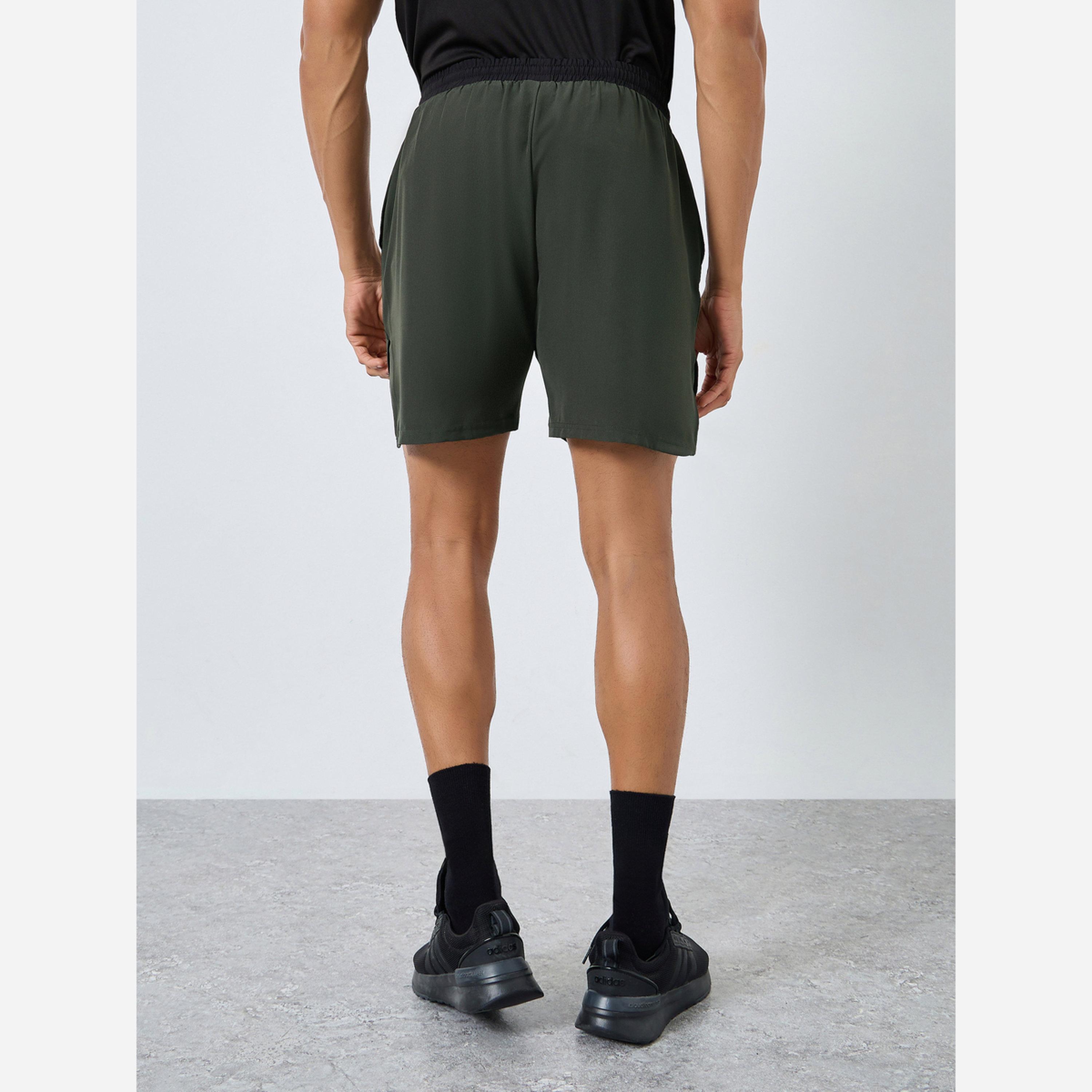 ستايلي - شورت رياضي رجالي طبعة وفتحة جانبية-sports-men-clothing-bottoms-shorts-image-3