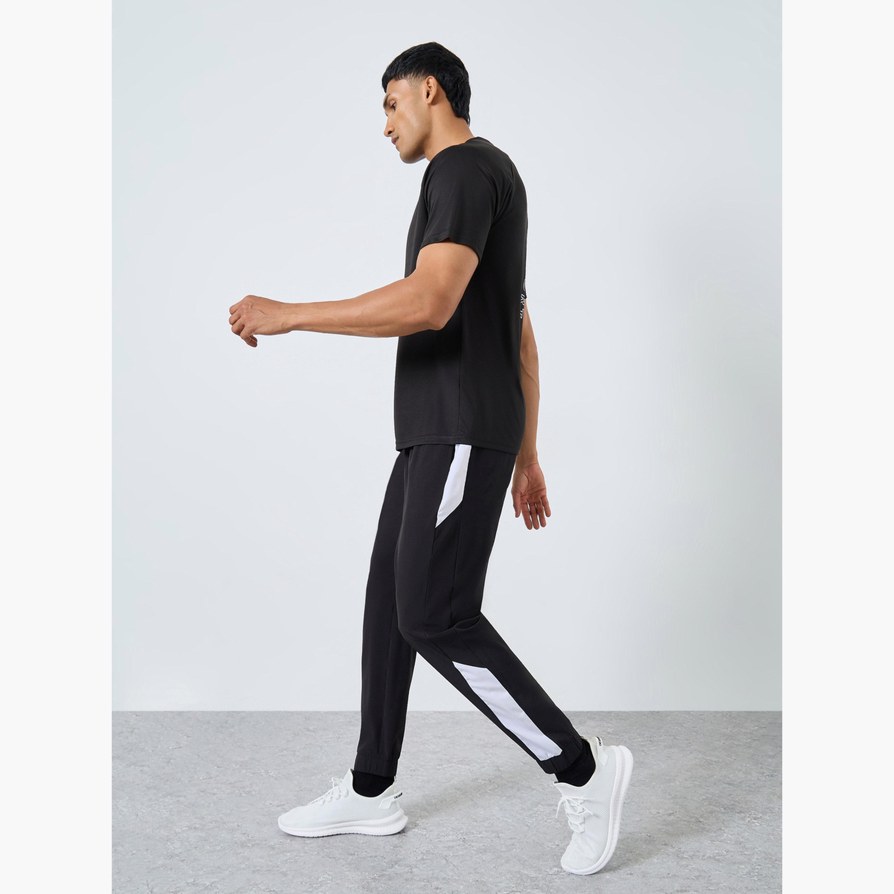 ستايلي - بنطال رياضي بقصّة عادية مع لوحة جانبية وتفاصيل مطبوعة للرجال-men-clothing-sportswearandactivewear-bottoms-joggers-image-2