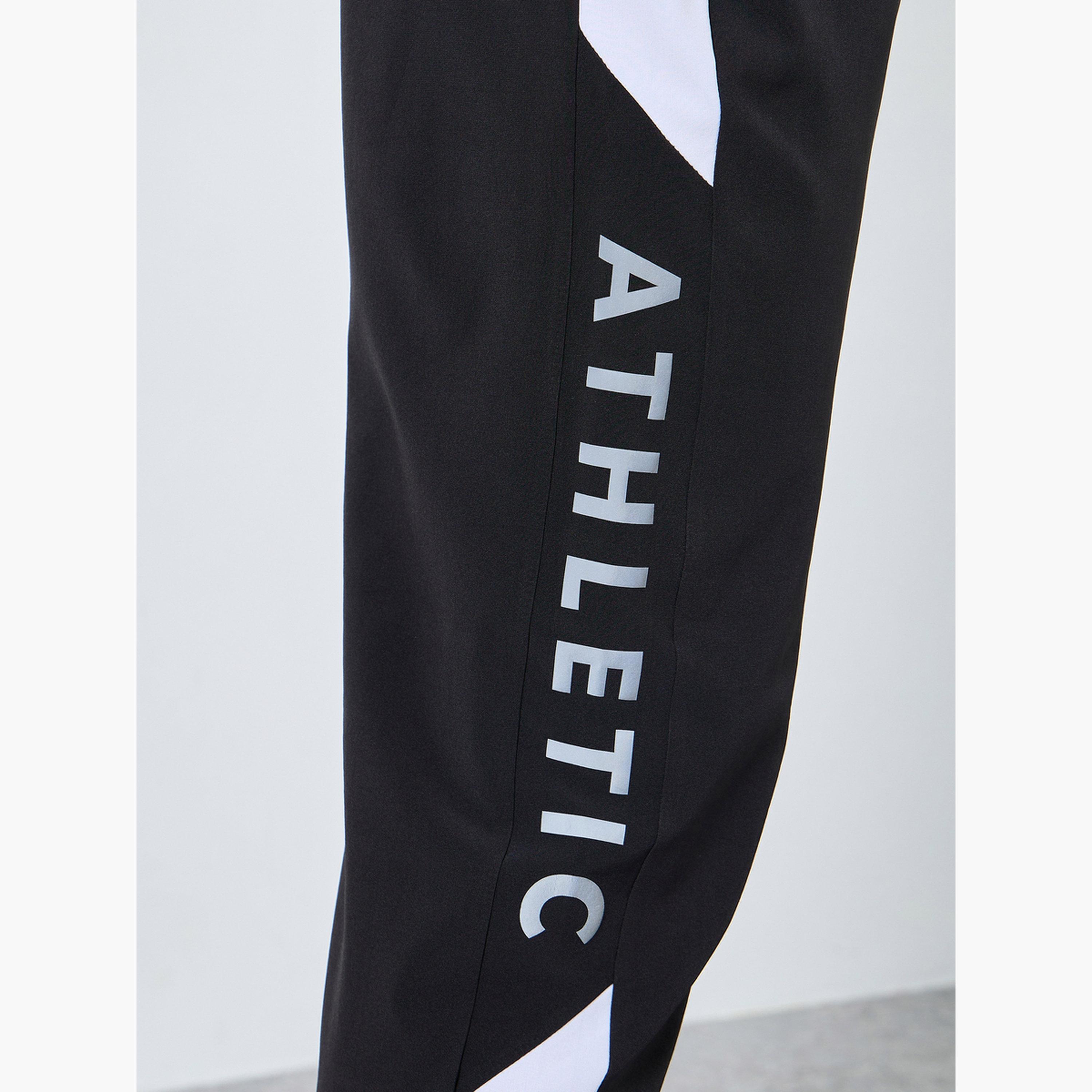 ستايلي - بنطال رياضي بقصّة عادية مع لوحة جانبية وتفاصيل مطبوعة للرجال-men-clothing-sportswearandactivewear-bottoms-joggers-image-3