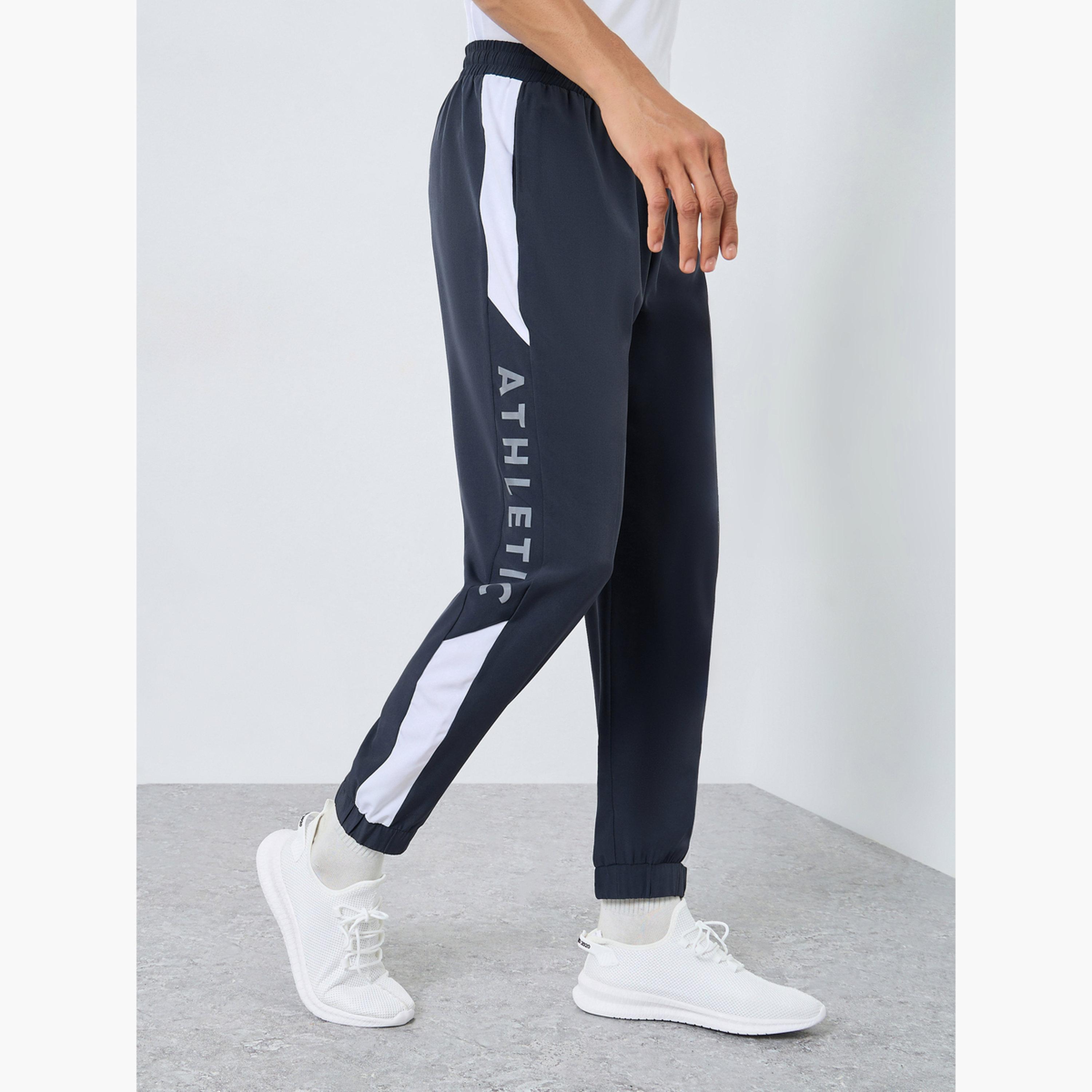 ستايلي - بنطال رياضي بقصّة عادية مع لوحة جانبية وتفاصيل مطبوعة للرجال-men-clothing-sportswearandactivewear-bottoms-joggers-image-1