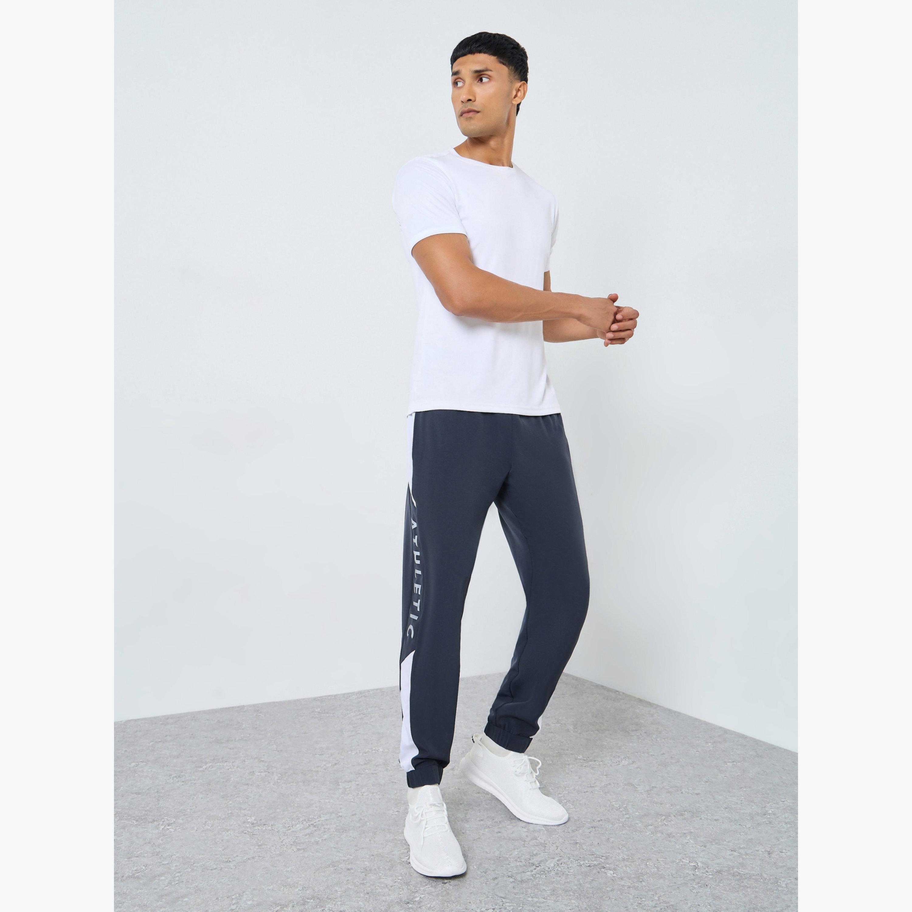 ستايلي - بنطال رياضي بقصّة عادية مع لوحة جانبية وتفاصيل مطبوعة للرجال-men-clothing-sportswearandactivewear-bottoms-joggers-image-2