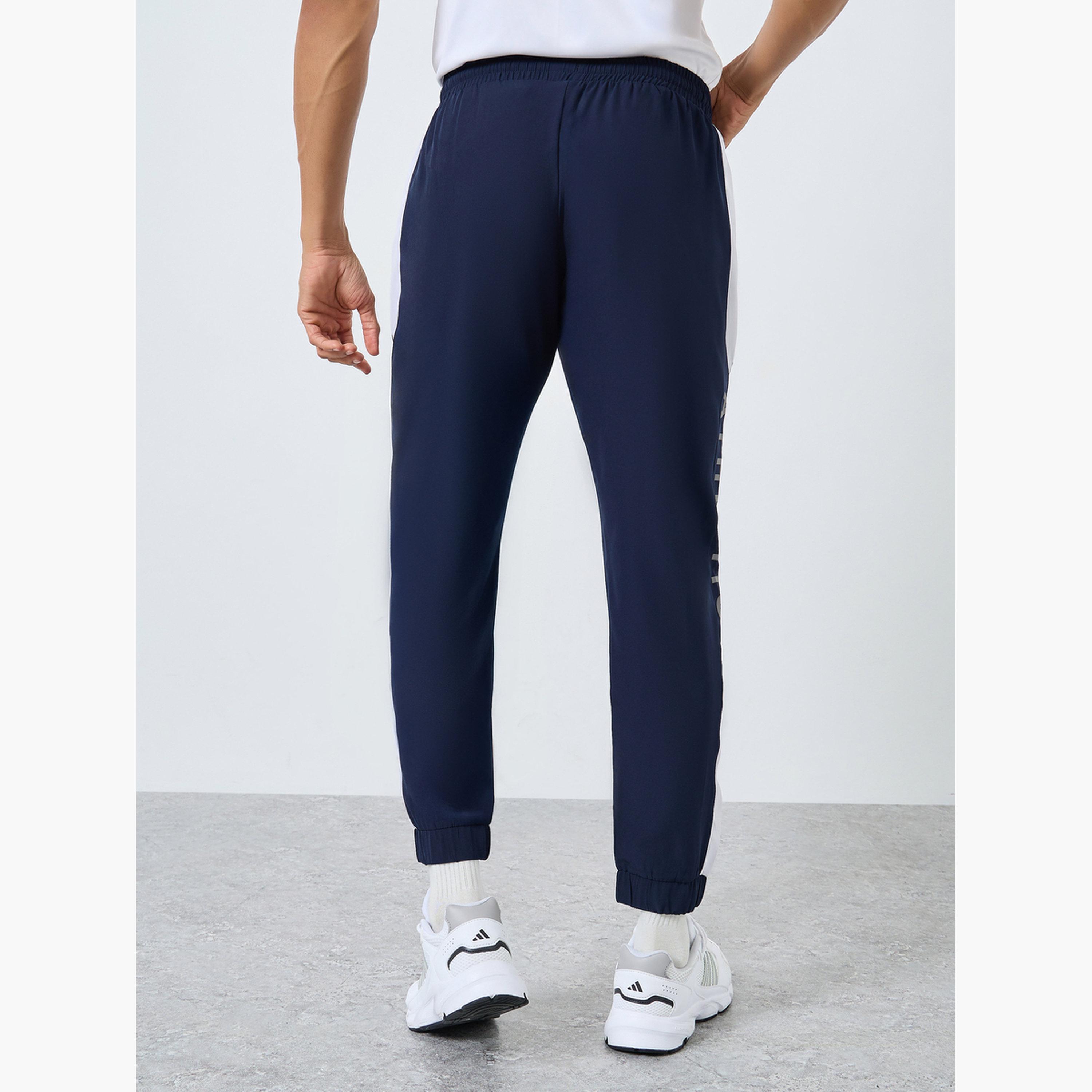 ستايلي - بنطال رياضي بقصّة عادية مع لوحة جانبية وتفاصيل مطبوعة للرجال-men-clothing-sportswearandactivewear-bottoms-joggers-image-4