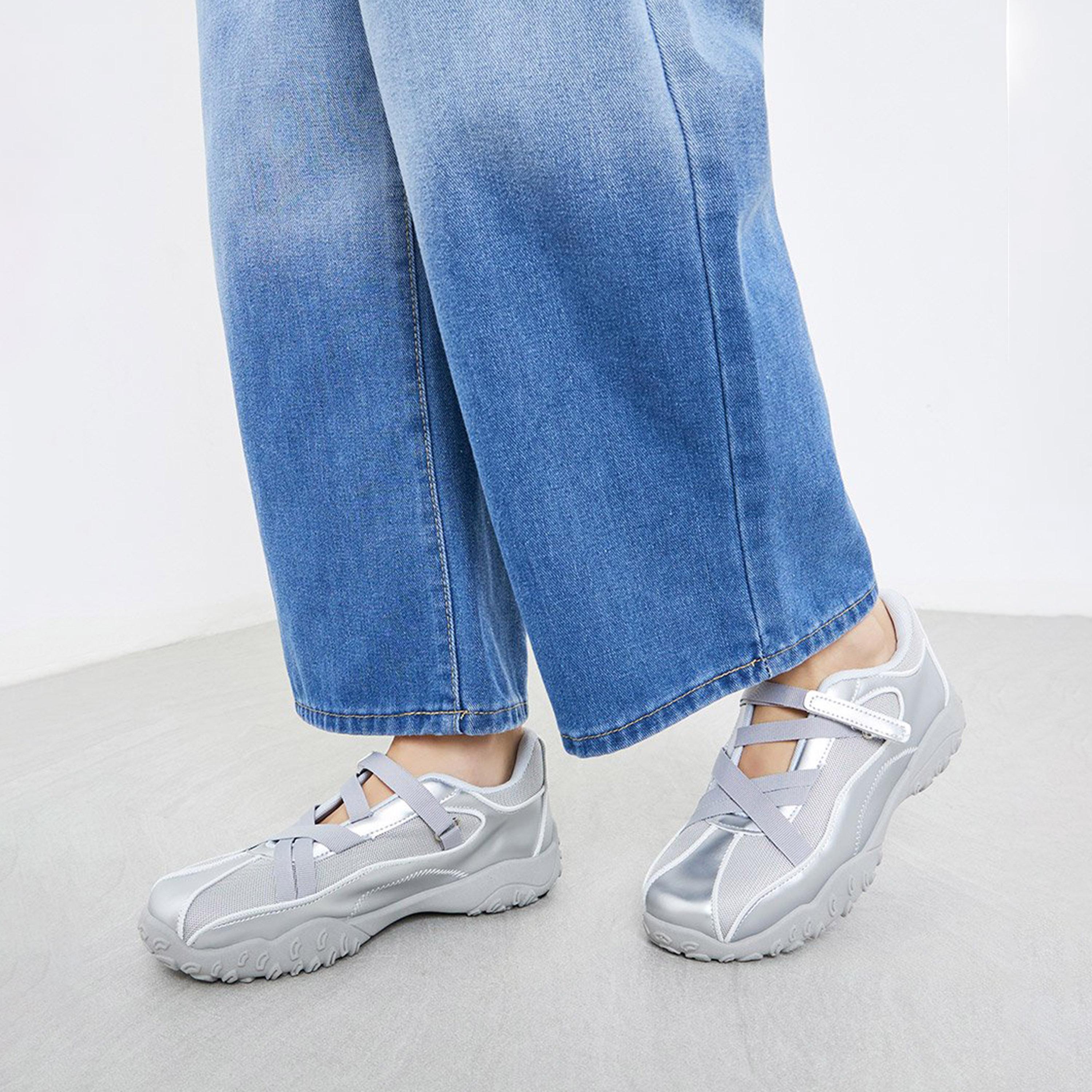 ستايلي - حذاء رياضي قصّة مريحة للنساء لون أبيض-women-shoes-sneakers-image-2