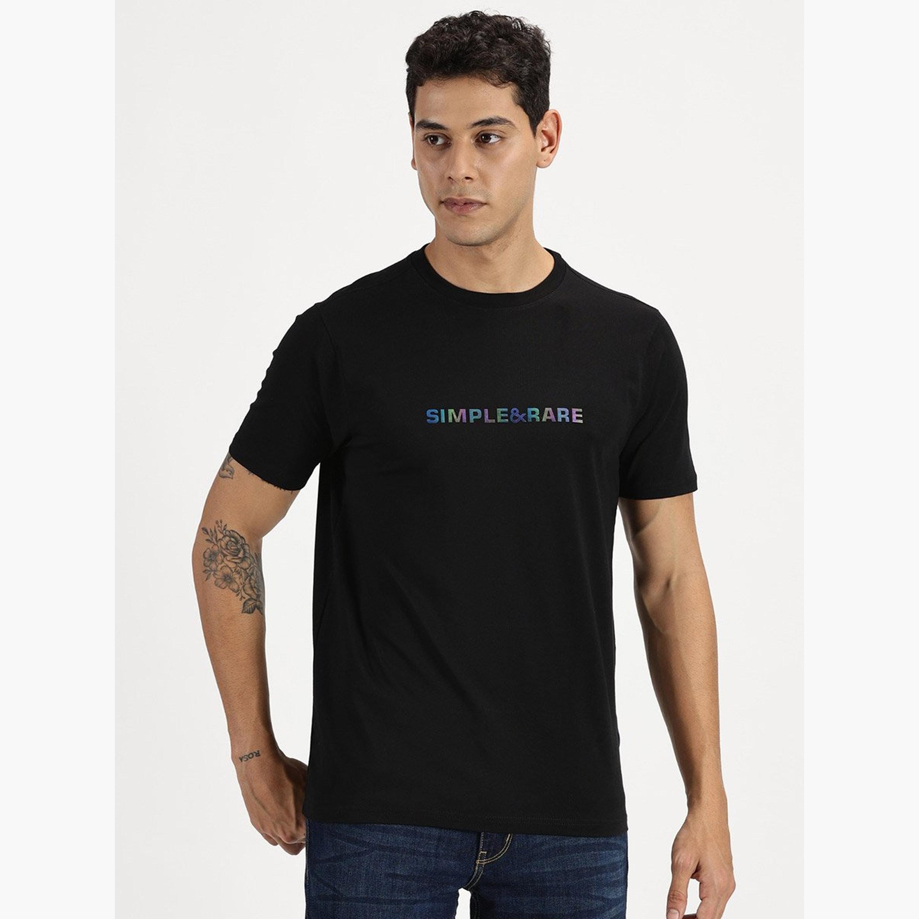 سيمبل اند رير × ستايلي - تي شيرت للرجال أسود بأكمام قصيرة مطبوع عليه شعار-men-clothing-tshirtsandpolos-tshirts-image-1