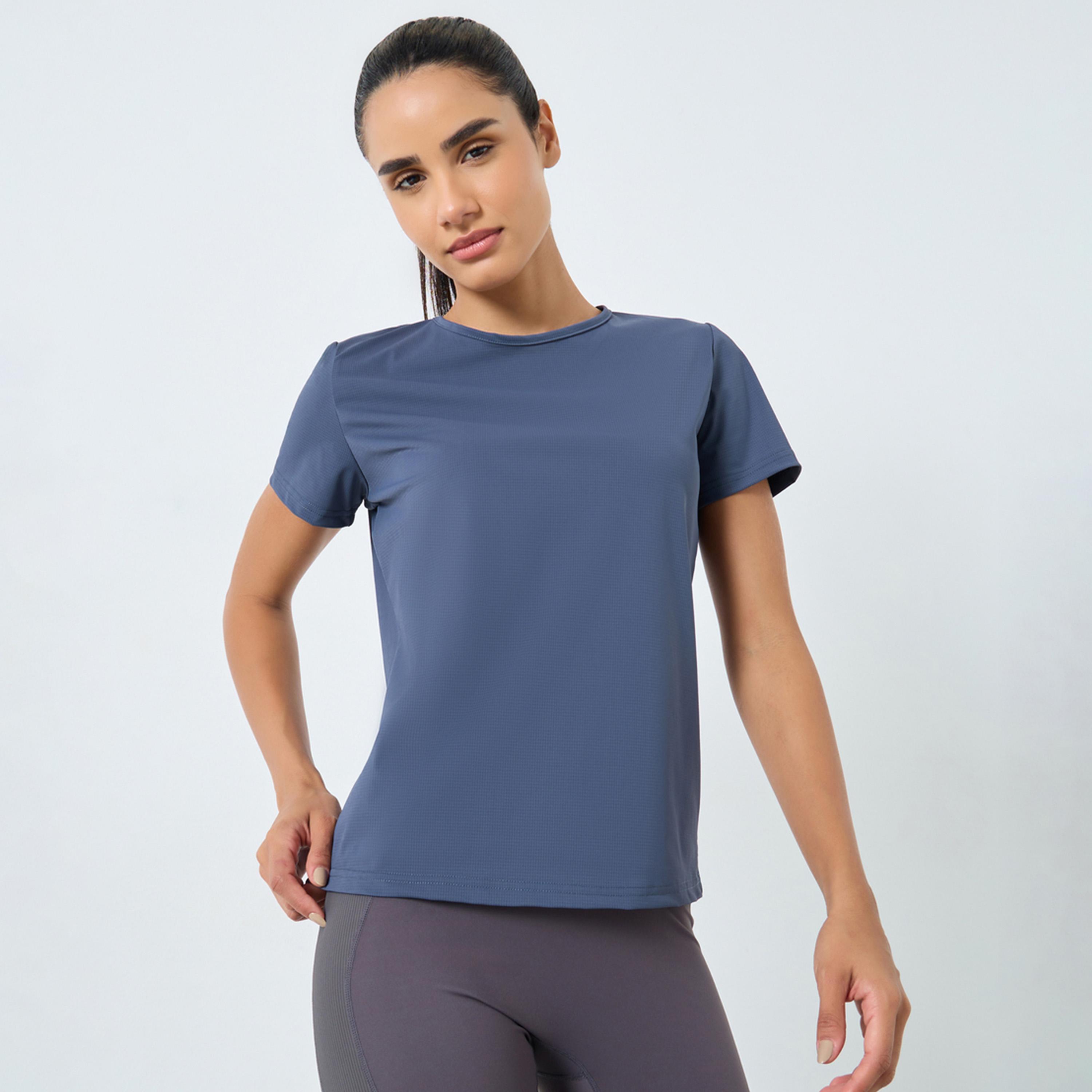 ستايلي - توب قماش مزخرف بفتحة على شكل دمعة من الخلف-women-clothing-sportswearandactivewear-tshirtsandvests-image-4